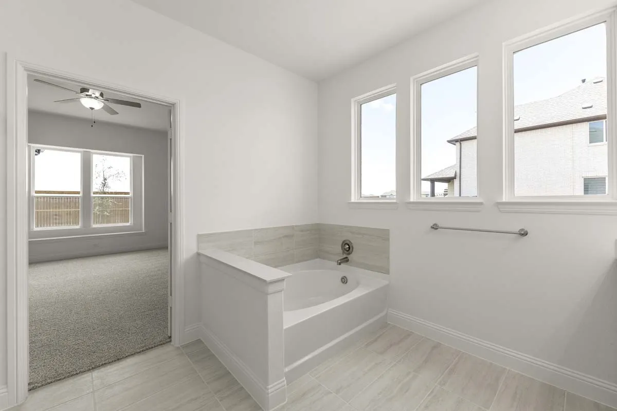 11-5620-chevalier-celina-tx-primary-bath-tub-window