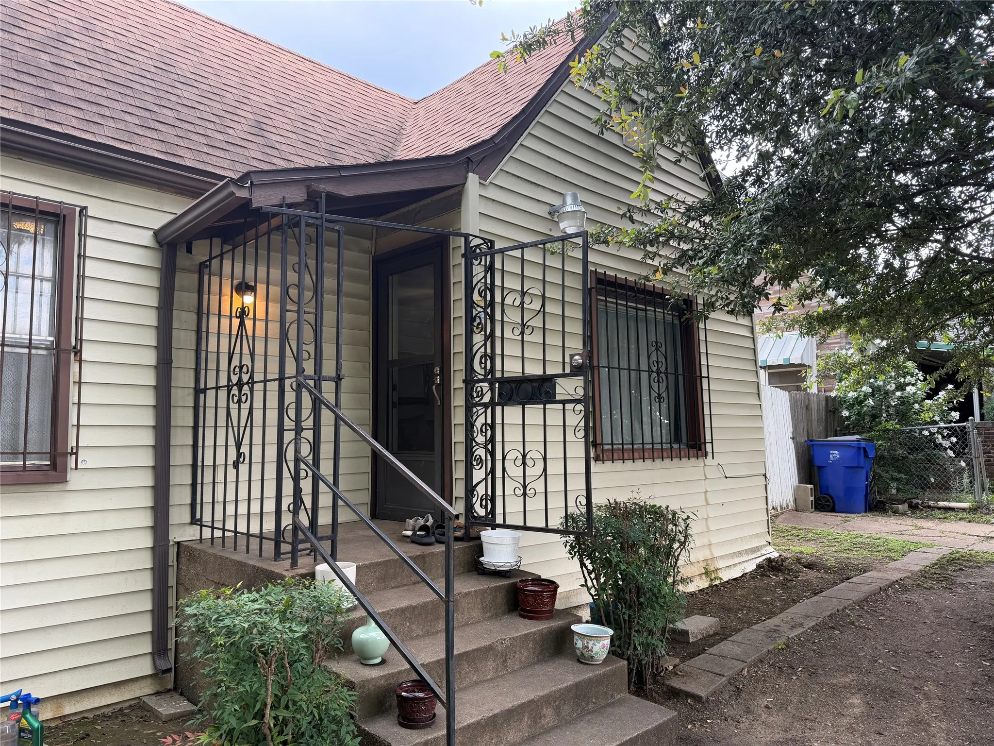 Single Family Residence For Sale in Dallas County , 1018 E Woodin Boulevard, Dallas, Texas 75216, 2 Bedrooms, 1 Bathroom, Garage spaces, 1,008 Sqft, built in 1936, Price $160,000, mls#21295396, Real Estate Agent in Dallas, Homes For Sale in Dallas county, Homes For Sale in Dallas, Realtor in Dallas Texas, Real Estate Brokerage Independent Realty Texas, Luminita Cordes Realtor