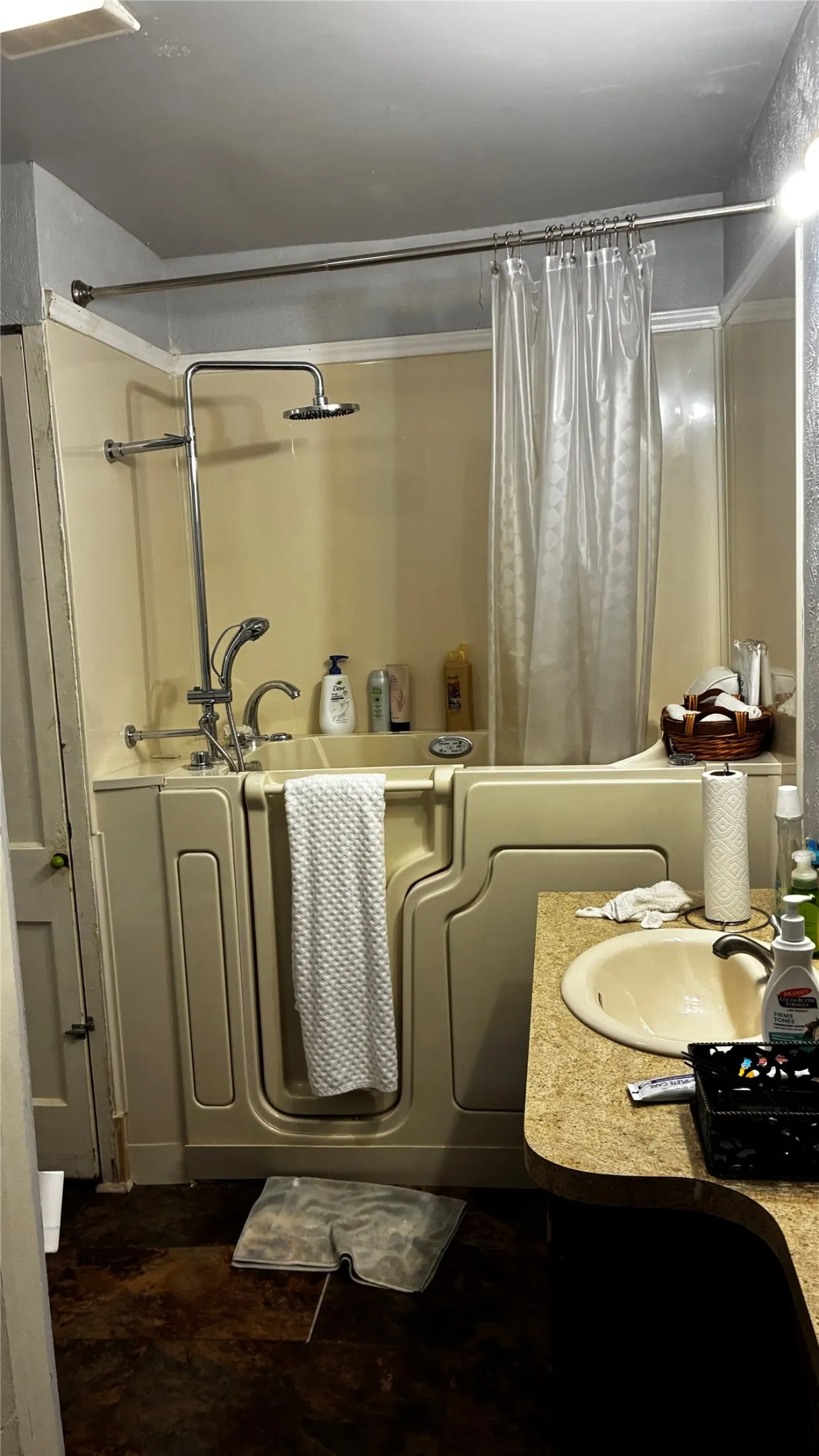 Single Family Residence For Sale in Dallas County , 1018 E Woodin Boulevard, Dallas, Texas 75216, 2 Bedrooms, 1 Bathroom, Garage spaces, 1,008 Sqft, built in 1936, Price $160,000, mls#21295396, Real Estate Agent in Dallas, Homes For Sale in Dallas county, Homes For Sale in Dallas, Realtor in Dallas Texas, Real Estate Brokerage Independent Realty Texas, Luminita Cordes Realtor