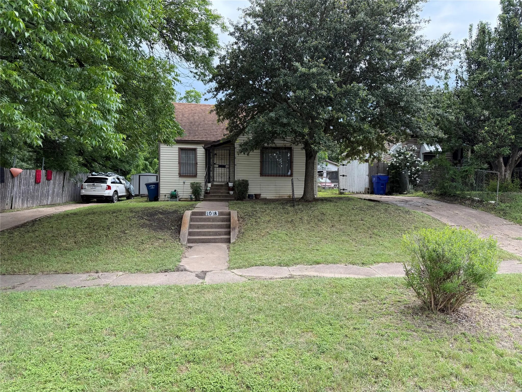 Single Family Residence For Sale in Dallas County , 1018 E Woodin Boulevard, Dallas, Texas 75216, 2 Bedrooms, 1 Bathroom, Garage spaces, 1,008 Sqft, built in 1936, Price $160,000, mls#21295396, Real Estate Agent in Dallas, Homes For Sale in Dallas county, Homes For Sale in Dallas, Realtor in Dallas Texas, Real Estate Brokerage Independent Realty Texas, Luminita Cordes Realtor