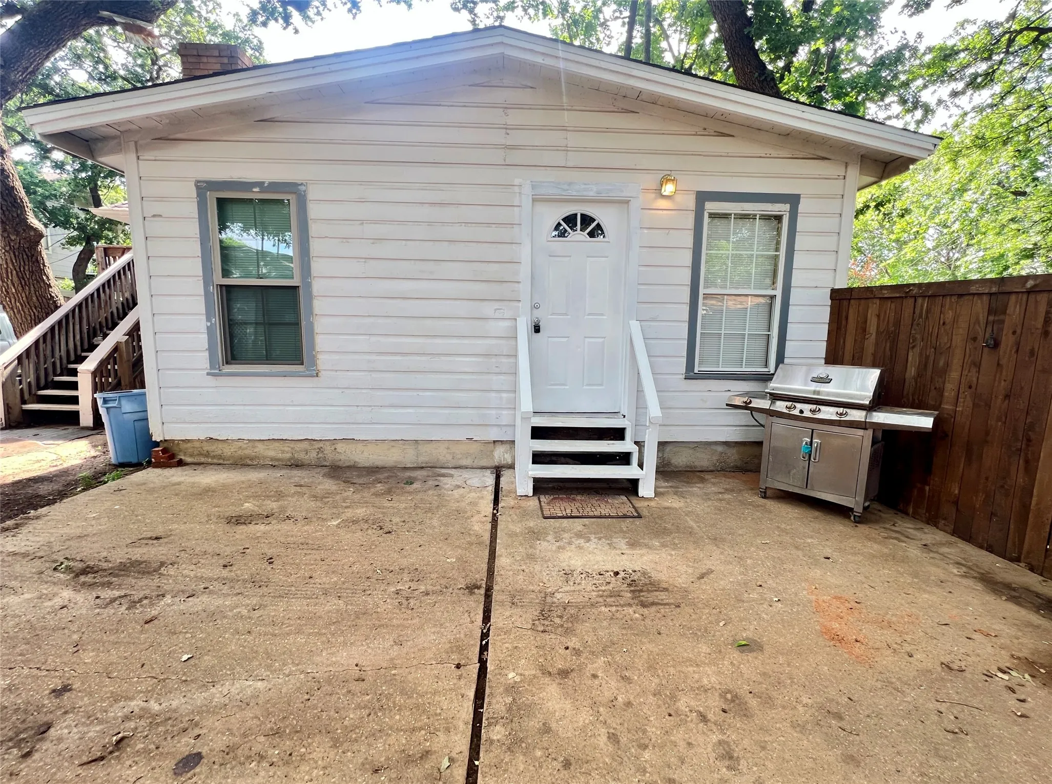 Apartment For Rent in Denton County , 315 Normal Street C, Denton, Texas 76201, 1 Bedroom, 1 Bathroom, Garage spaces, 504 Sqft, built in 1925, Price $1,000, mls#21295256, Real Estate Agent in Denton, Homes For Rent in Denton county, Homes For Rent in Denton, Realtor in Denton Texas, Real Estate Brokerage Independent Realty Texas, Luminita Cordes Realtor