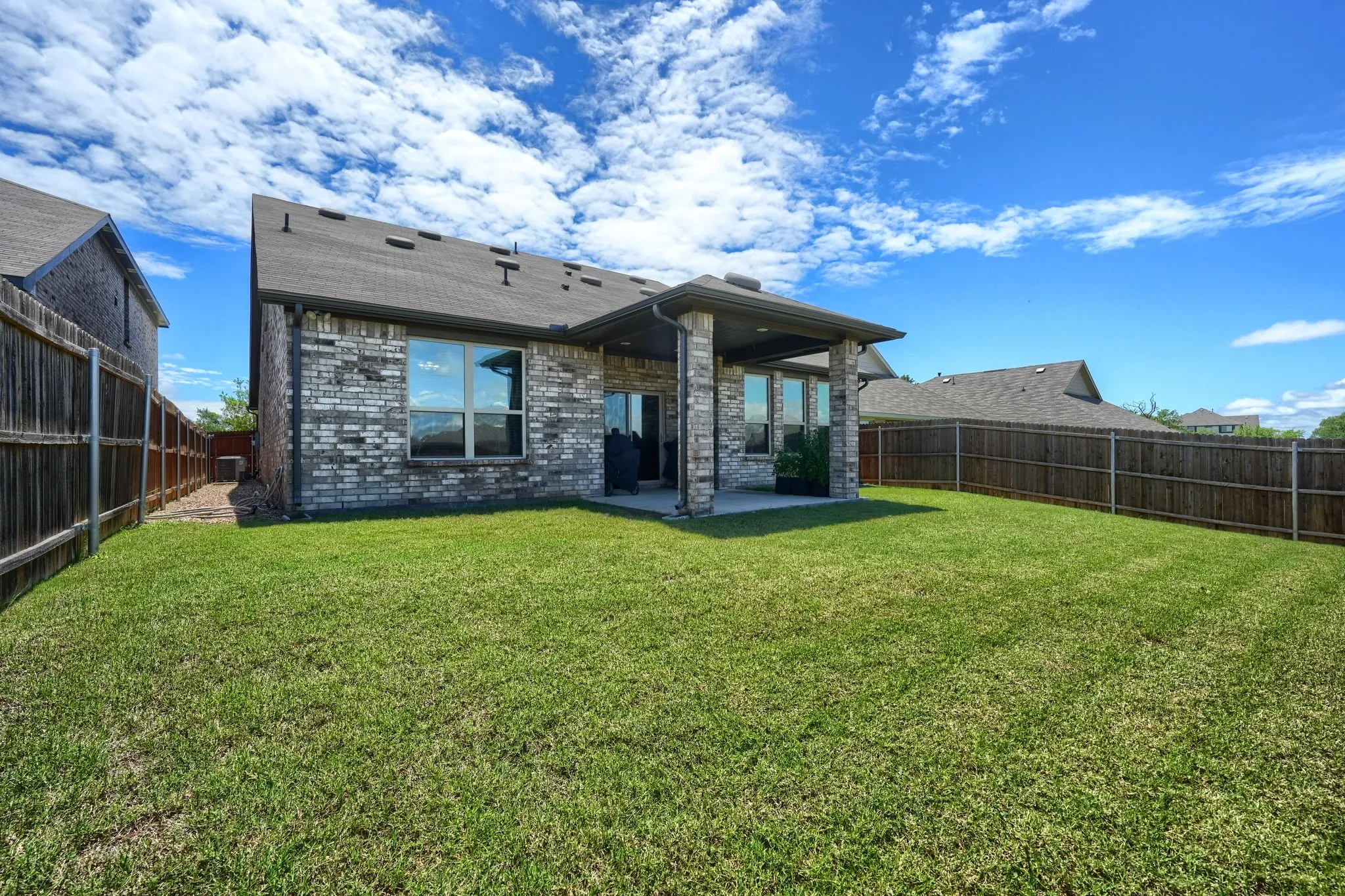 Single Family Residence For Sale in Kaufman County , 3805 S Courtney Court, Heartland, Texas 75126, 4 Bedroom, 3 Bathroom, 2 Garage spaces, 2,629 Sqft, built in 2021, mls#21295122, Real Estate Agent in Heartland, Homes For Sale in Kaufman county, Homes For Sale in Heartland, Realtor in Heartland Texas, Real Estate Brokerage Independent Realty Texas, Luminita Cordes Realtor