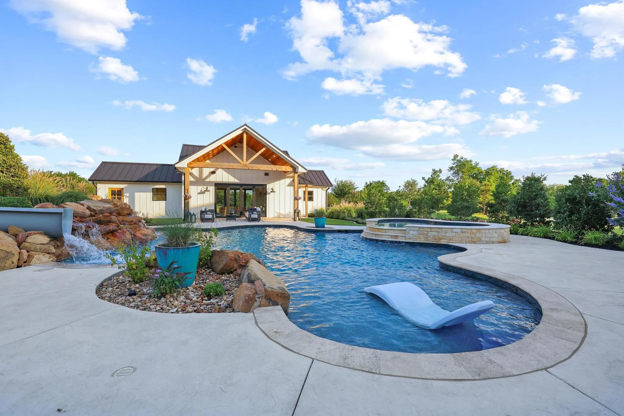 Single Family Residence For Sale in Grayson County , 192 Mc Clain Lane, Pottsboro, Texas 75076, 5 Bedroom, 5 Bathroom, 6 Garage spaces, 6,070 Sqft, built in 2011, mls#21290454, Real Estate Agent in Pottsboro, Homes For Sale in Grayson county, Homes For Sale in Pottsboro, Realtor in Pottsboro Texas, Real Estate Brokerage Independent Realty Texas, Luminita Cordes Realtor