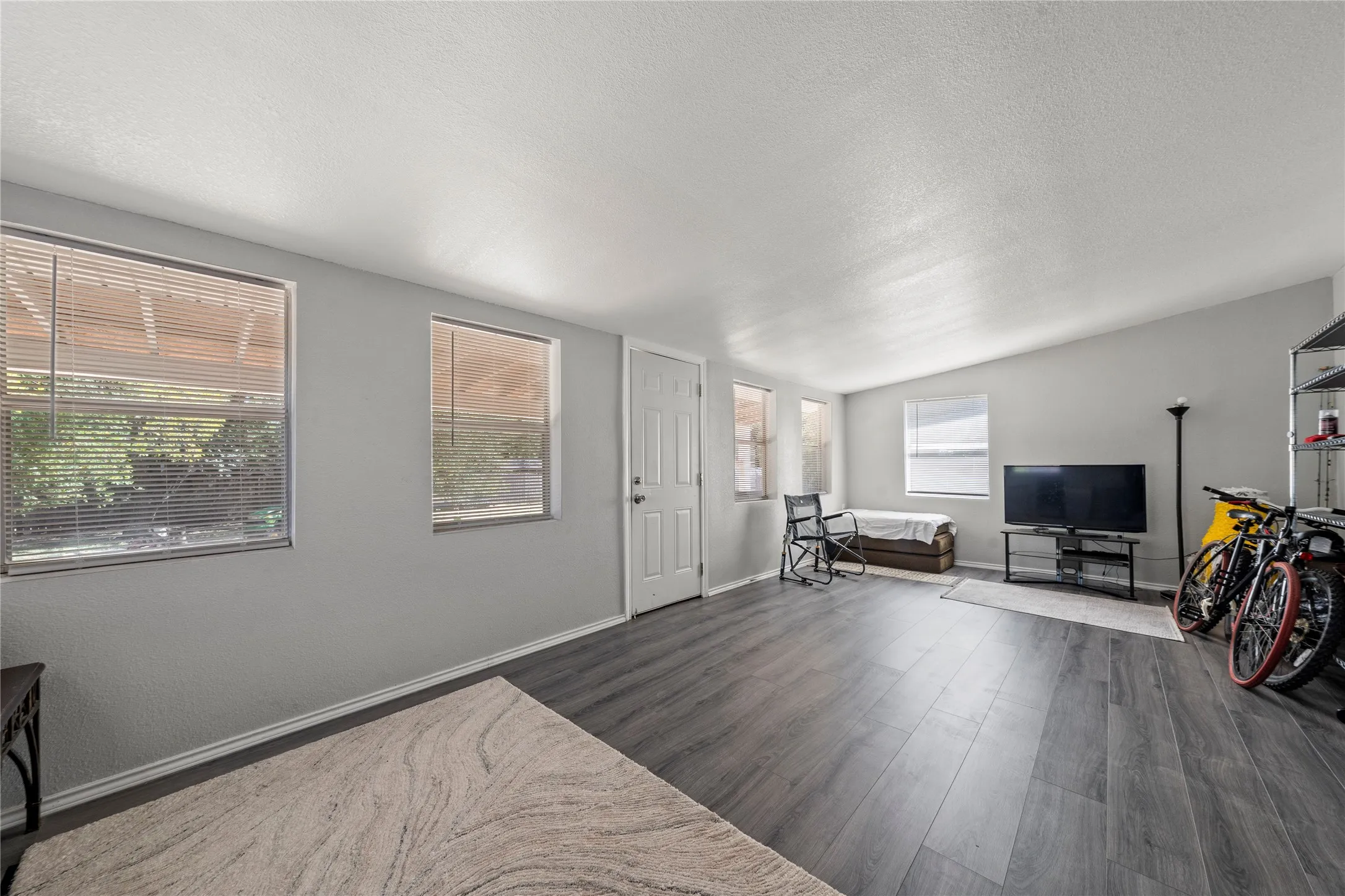 Single Family Residence For Sale in Mc Lennan County , 401 Powers Street, Lacy Lakeview, Texas 76705, 3 Bedroom, 1 Bathroom, Garage spaces, 1,172 Sqft, built in 1915, mls#21222820, Real Estate Agent in Lacy Lakeview, Homes For Sale in Mc Lennan county, Homes For Sale in Lacy Lakeview, Realtor in Lacy Lakeview Texas, Real Estate Brokerage Independent Realty Texas, Luminita Cordes Realtor