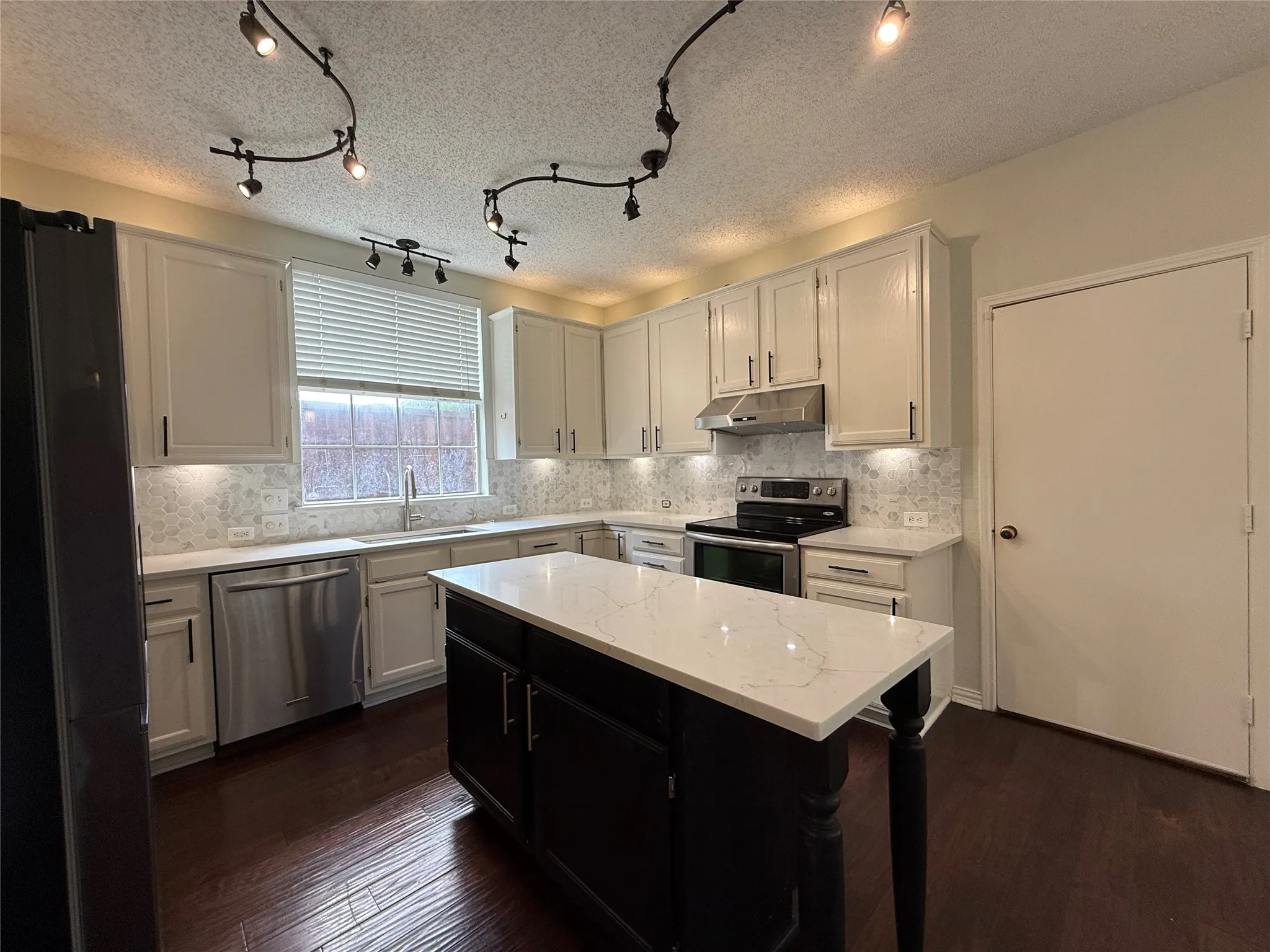 Single Family Residence For Rent in Collin County , 10700 Jackson, Frisco, Texas 75035, 3 Bedroom, 3 Bathroom, 2 Garage spaces, 2,680 Sqft, built in 1994, mls#21289488, Real Estate Agent in Frisco, Homes For Rent in Collin county, Homes For Rent in Frisco, Realtor in Frisco Texas, Real Estate Brokerage Independent Realty Texas, Luminita Cordes Realtor