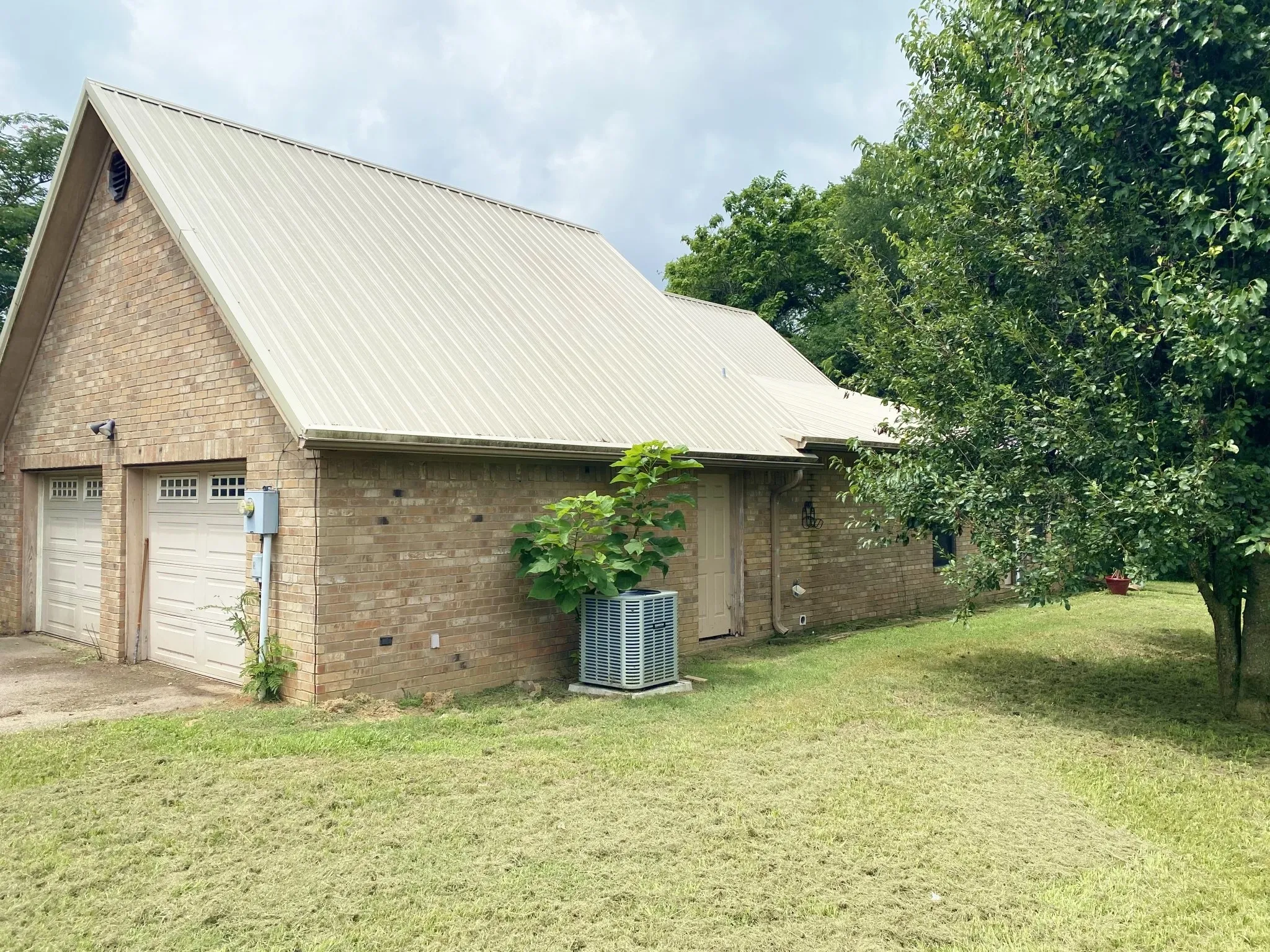 Single Family Residence For Sale in Titus County , 409 CR 3060, Mt Pleasant, Texas 75455, 3 Bedroom, 2 Bathroom, 2 Garage spaces, 1,649 Sqft, built in 2007, mls#21295499, Real Estate Agent in Mt Pleasant, Homes For Sale in Titus county, Homes For Sale in Mt Pleasant, Realtor in Mt Pleasant Texas, Real Estate Brokerage Independent Realty Texas, Luminita Cordes Realtor