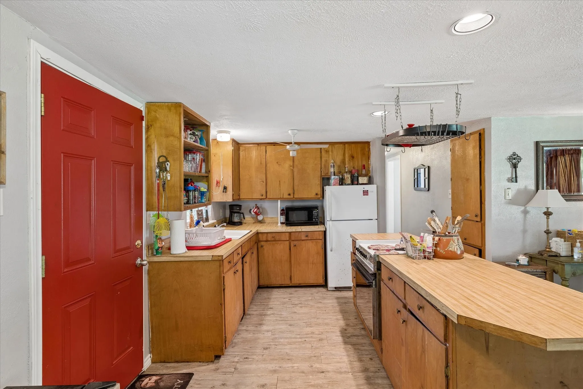 Single Family Residence For Sale in Parker County , 2435 E Lake Drive, Weatherford, Texas 76087, 3 Bedroom, 2 Bathroom, Garage spaces, 1,260 Sqft, built in 1960, mls#21288342, Real Estate Agent in Weatherford, Homes For Sale in Parker county, Homes For Sale in Weatherford, Realtor in Weatherford Texas, Real Estate Brokerage Independent Realty Texas, Luminita Cordes Realtor