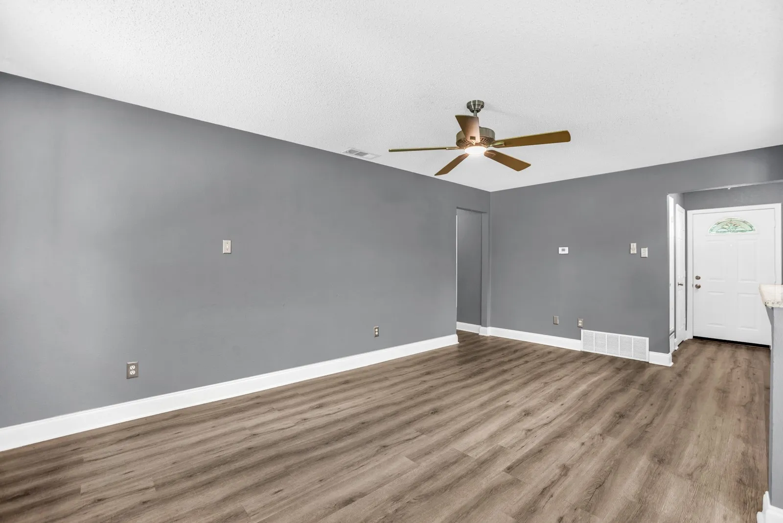 Single Family Residence For Sale in Dallas County , 4904 Brookhollow Drive, Sachse, Texas 75048, 3 Bedroom, 2 Bathroom, 1 Garage spaces, 1,276 Sqft, built in 1983, mls#21295512, Real Estate Agent in Sachse, Homes For Sale in Dallas county, Homes For Sale in Sachse, Realtor in Sachse Texas, Real Estate Brokerage Independent Realty Texas, Luminita Cordes Realtor