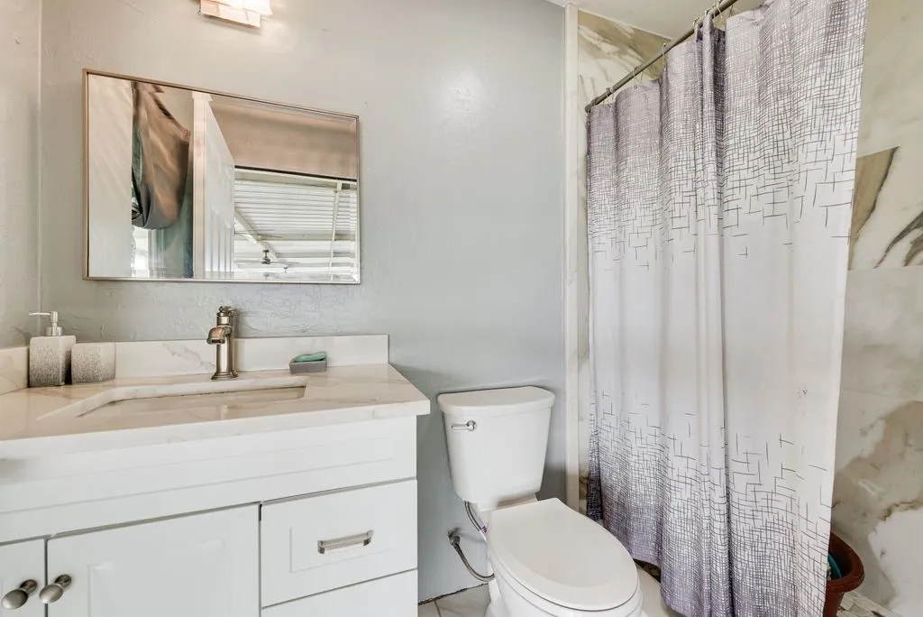 This outdoor bathroom is stunnig!