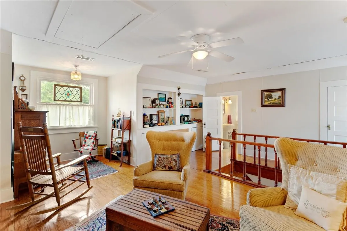 Single Family Residence For Sale in Fannin County , 704 E Main Street, Honey Grove, Texas 75446, 4 Bedroom, 4 Bathroom, 2 Garage spaces, 2,809 Sqft, built in 1905, mls#21295604, Real Estate Agent in Honey Grove, Homes For Sale in Fannin county, Homes For Sale in Honey Grove, Realtor in Honey Grove Texas, Real Estate Brokerage Independent Realty Texas, Luminita Cordes Realtor