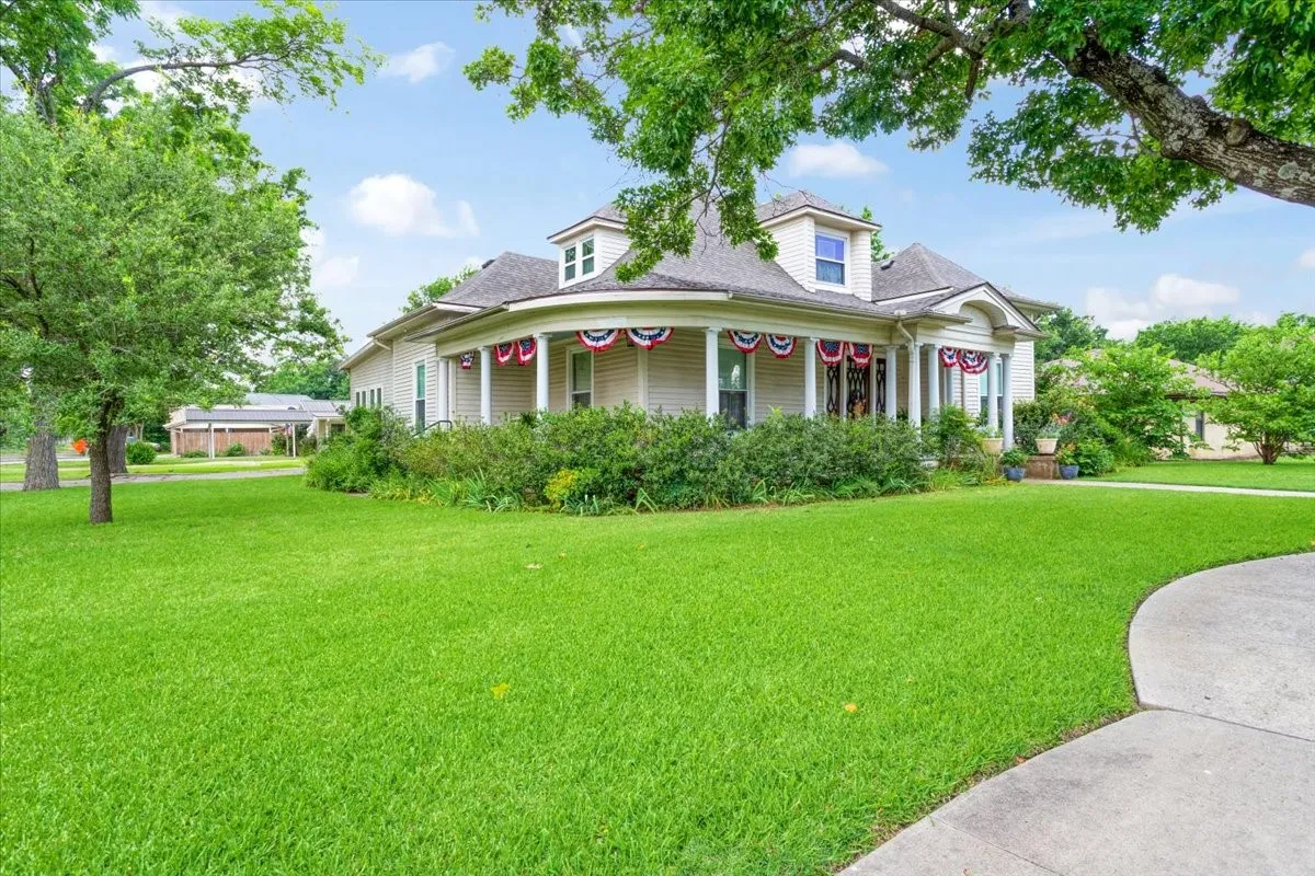 Single Family Residence For Sale in Fannin County , 704 E Main Street, Honey Grove, Texas 75446, 4 Bedroom, 4 Bathroom, 2 Garage spaces, 2,809 Sqft, built in 1905, mls#21295604, Real Estate Agent in Honey Grove, Homes For Sale in Fannin county, Homes For Sale in Honey Grove, Realtor in Honey Grove Texas, Real Estate Brokerage Independent Realty Texas, Luminita Cordes Realtor