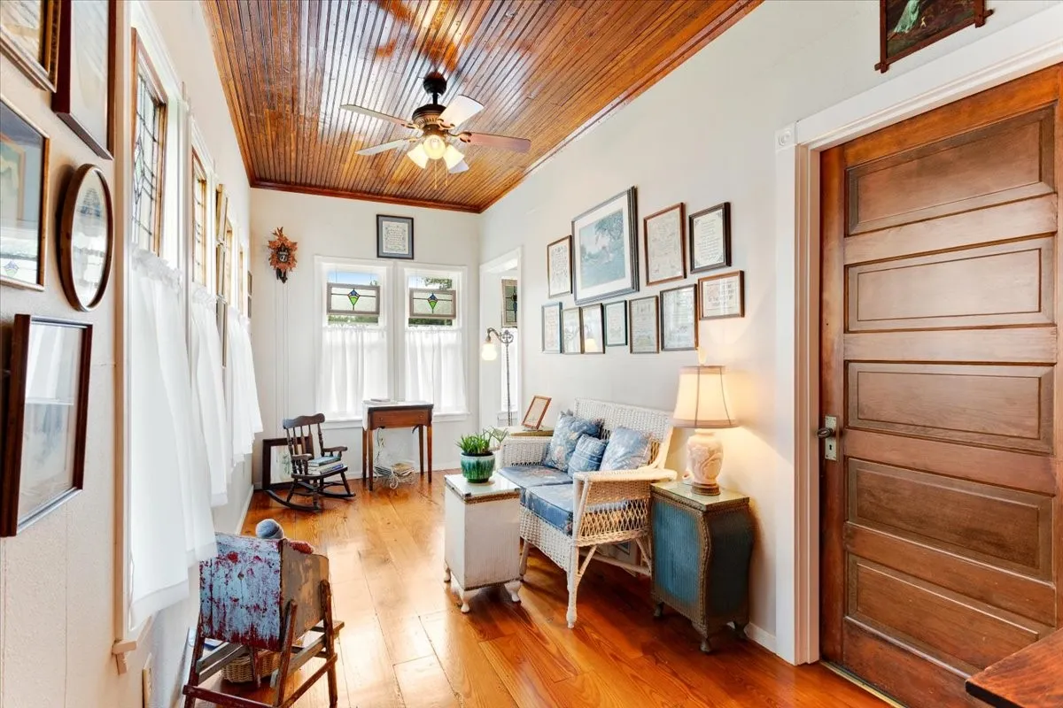 Single Family Residence For Sale in Fannin County , 704 E Main Street, Honey Grove, Texas 75446, 4 Bedroom, 4 Bathroom, 2 Garage spaces, 2,809 Sqft, built in 1905, mls#21295604, Real Estate Agent in Honey Grove, Homes For Sale in Fannin county, Homes For Sale in Honey Grove, Realtor in Honey Grove Texas, Real Estate Brokerage Independent Realty Texas, Luminita Cordes Realtor