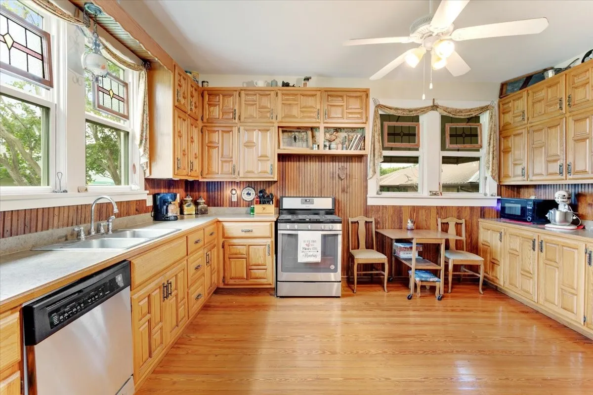 Single Family Residence For Sale in Fannin County , 704 E Main Street, Honey Grove, Texas 75446, 4 Bedroom, 4 Bathroom, 2 Garage spaces, 2,809 Sqft, built in 1905, mls#21295604, Real Estate Agent in Honey Grove, Homes For Sale in Fannin county, Homes For Sale in Honey Grove, Realtor in Honey Grove Texas, Real Estate Brokerage Independent Realty Texas, Luminita Cordes Realtor