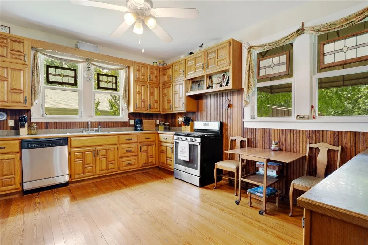 Single Family Residence For Sale in Fannin County , 704 E Main Street, Honey Grove, Texas 75446, 4 Bedroom, 4 Bathroom, 2 Garage spaces, 2,809 Sqft, built in 1905, mls#21295604, Real Estate Agent in Honey Grove, Homes For Sale in Fannin county, Homes For Sale in Honey Grove, Realtor in Honey Grove Texas, Real Estate Brokerage Independent Realty Texas, Luminita Cordes Realtor
