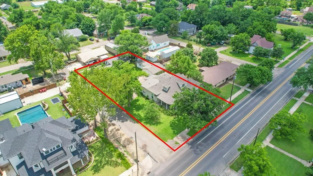 Single Family Residence For Sale in Fannin County , 704 E Main Street, Honey Grove, Texas 75446, 4 Bedroom, 4 Bathroom, 2 Garage spaces, 2,809 Sqft, built in 1905, mls#21295604, Real Estate Agent in Honey Grove, Homes For Sale in Fannin county, Homes For Sale in Honey Grove, Realtor in Honey Grove Texas, Real Estate Brokerage Independent Realty Texas, Luminita Cordes Realtor