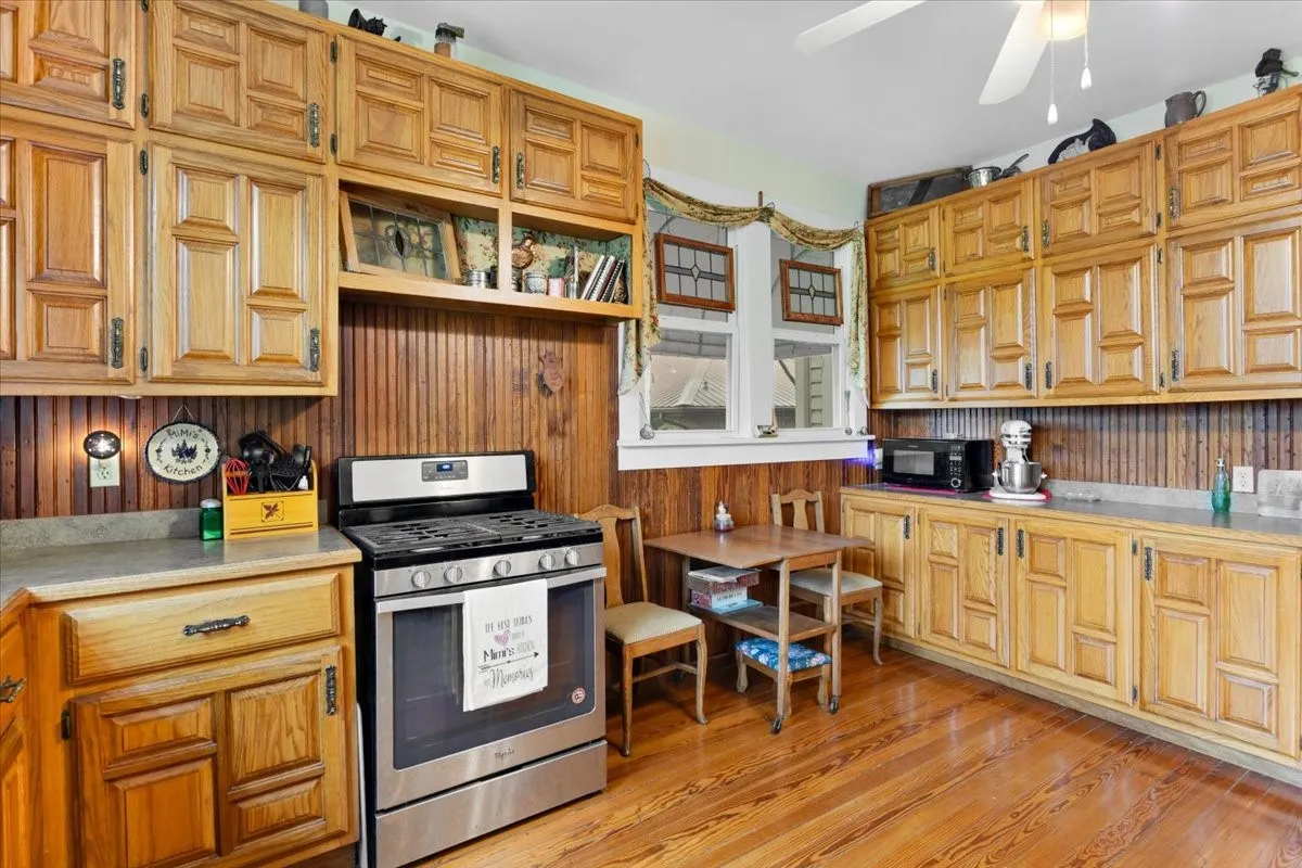 Single Family Residence For Sale in Fannin County , 704 E Main Street, Honey Grove, Texas 75446, 4 Bedroom, 4 Bathroom, 2 Garage spaces, 2,809 Sqft, built in 1905, mls#21295604, Real Estate Agent in Honey Grove, Homes For Sale in Fannin county, Homes For Sale in Honey Grove, Realtor in Honey Grove Texas, Real Estate Brokerage Independent Realty Texas, Luminita Cordes Realtor
