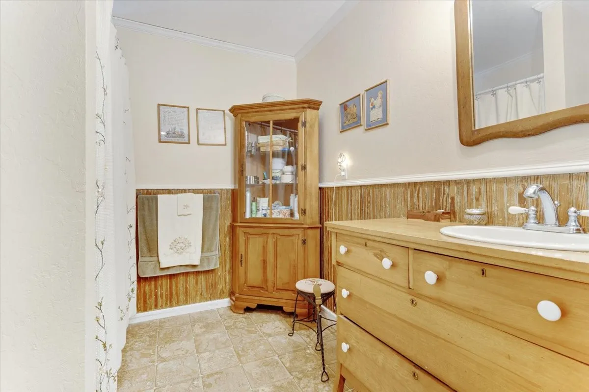 Single Family Residence For Sale in Fannin County , 704 E Main Street, Honey Grove, Texas 75446, 4 Bedroom, 4 Bathroom, 2 Garage spaces, 2,809 Sqft, built in 1905, mls#21295604, Real Estate Agent in Honey Grove, Homes For Sale in Fannin county, Homes For Sale in Honey Grove, Realtor in Honey Grove Texas, Real Estate Brokerage Independent Realty Texas, Luminita Cordes Realtor