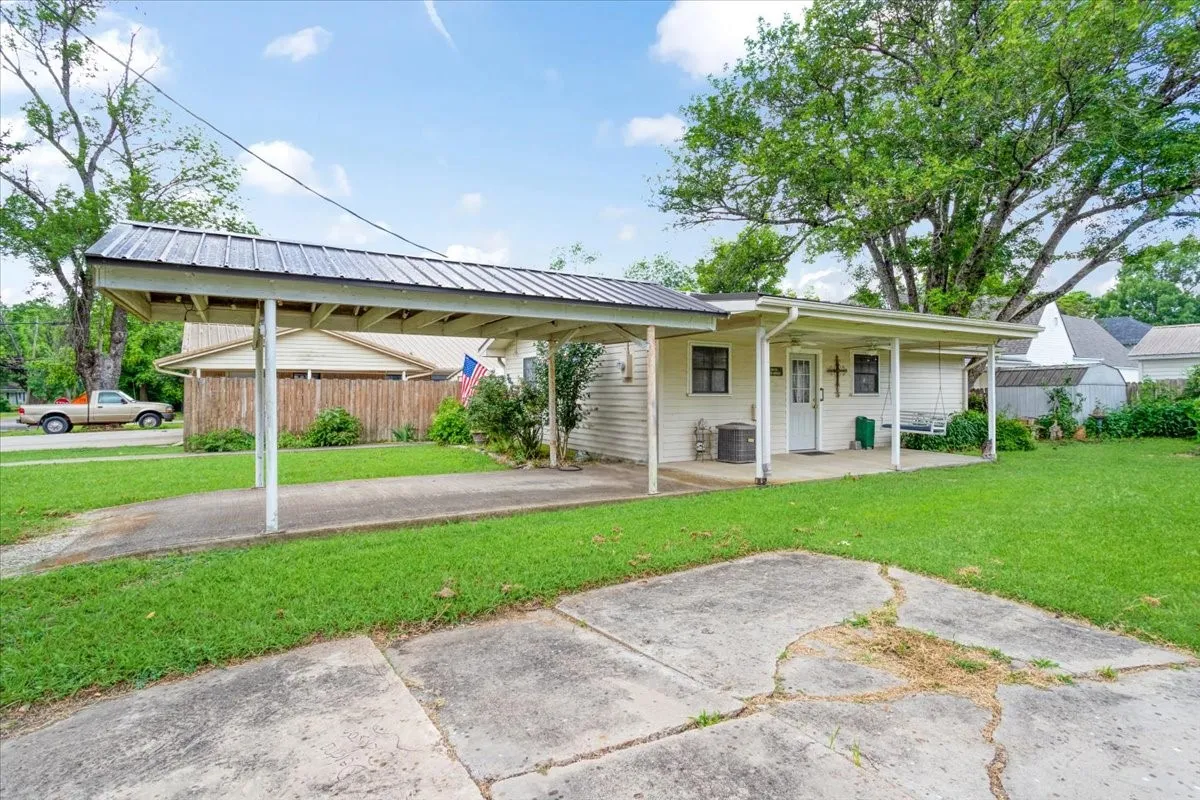 Single Family Residence For Sale in Fannin County , 704 E Main Street, Honey Grove, Texas 75446, 4 Bedroom, 4 Bathroom, 2 Garage spaces, 2,809 Sqft, built in 1905, mls#21295604, Real Estate Agent in Honey Grove, Homes For Sale in Fannin county, Homes For Sale in Honey Grove, Realtor in Honey Grove Texas, Real Estate Brokerage Independent Realty Texas, Luminita Cordes Realtor