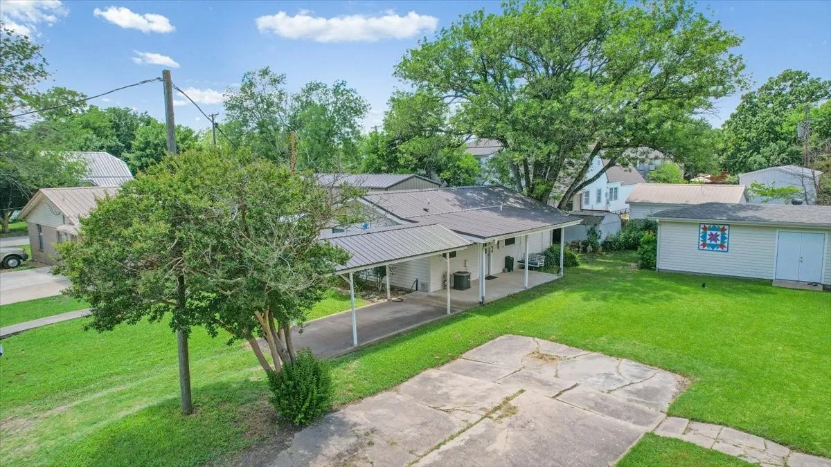 Single Family Residence For Sale in Fannin County , 704 E Main Street, Honey Grove, Texas 75446, 4 Bedroom, 4 Bathroom, 2 Garage spaces, 2,809 Sqft, built in 1905, mls#21295604, Real Estate Agent in Honey Grove, Homes For Sale in Fannin county, Homes For Sale in Honey Grove, Realtor in Honey Grove Texas, Real Estate Brokerage Independent Realty Texas, Luminita Cordes Realtor