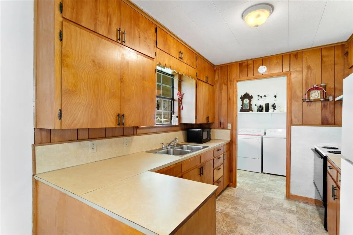 Single Family Residence For Sale in Fannin County , 704 E Main Street, Honey Grove, Texas 75446, 4 Bedroom, 4 Bathroom, 2 Garage spaces, 2,809 Sqft, built in 1905, mls#21295604, Real Estate Agent in Honey Grove, Homes For Sale in Fannin county, Homes For Sale in Honey Grove, Realtor in Honey Grove Texas, Real Estate Brokerage Independent Realty Texas, Luminita Cordes Realtor