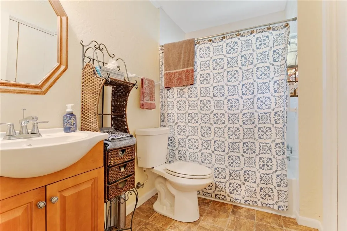 Single Family Residence For Sale in Fannin County , 704 E Main Street, Honey Grove, Texas 75446, 4 Bedroom, 4 Bathroom, 2 Garage spaces, 2,809 Sqft, built in 1905, mls#21295604, Real Estate Agent in Honey Grove, Homes For Sale in Fannin county, Homes For Sale in Honey Grove, Realtor in Honey Grove Texas, Real Estate Brokerage Independent Realty Texas, Luminita Cordes Realtor