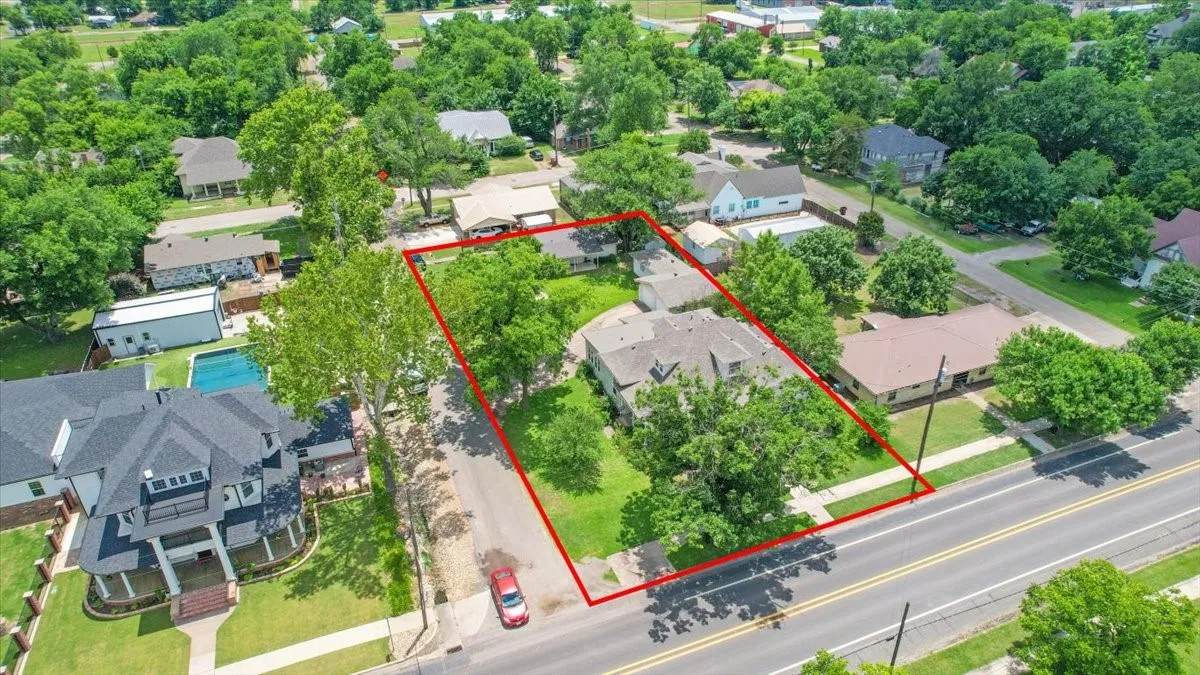 Single Family Residence For Sale in Fannin County , 704 E Main Street, Honey Grove, Texas 75446, 4 Bedroom, 4 Bathroom, 2 Garage spaces, 2,809 Sqft, built in 1905, mls#21295604, Real Estate Agent in Honey Grove, Homes For Sale in Fannin county, Homes For Sale in Honey Grove, Realtor in Honey Grove Texas, Real Estate Brokerage Independent Realty Texas, Luminita Cordes Realtor