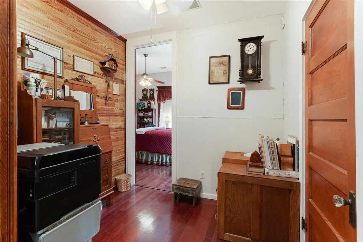 Single Family Residence For Sale in Fannin County , 704 E Main Street, Honey Grove, Texas 75446, 4 Bedroom, 4 Bathroom, 2 Garage spaces, 2,809 Sqft, built in 1905, mls#21295604, Real Estate Agent in Honey Grove, Homes For Sale in Fannin county, Homes For Sale in Honey Grove, Realtor in Honey Grove Texas, Real Estate Brokerage Independent Realty Texas, Luminita Cordes Realtor