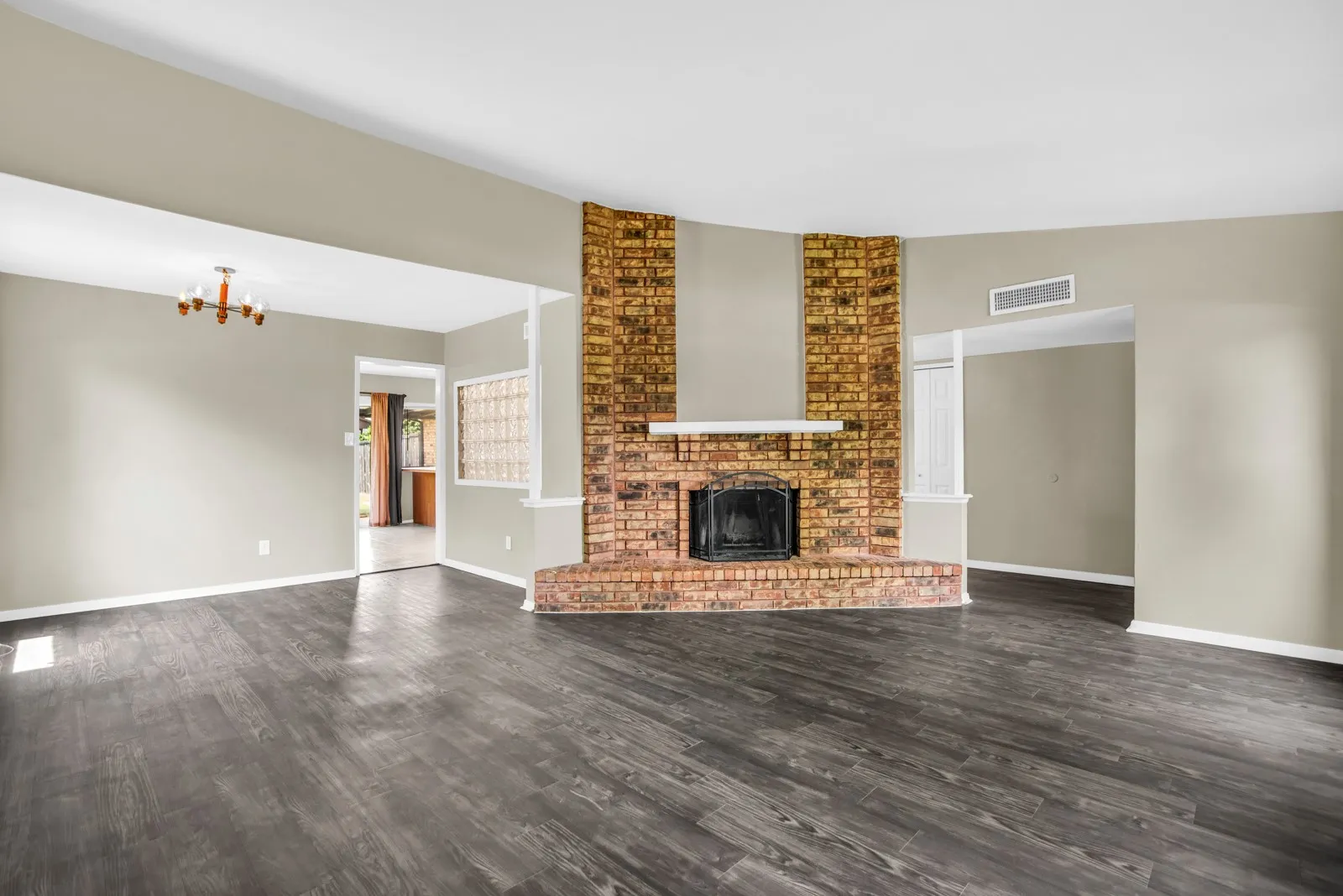 Single Family Residence For Sale in Dallas County , 1917 Vine Drive, Garland, Texas 75040, 3 Bedroom, 2 Bathroom, 2 Garage spaces, 1,711 Sqft, built in 1980, mls#21295580, Real Estate Agent in Garland, Homes For Sale in Dallas county, Homes For Sale in Garland, Realtor in Garland Texas, Real Estate Brokerage Independent Realty Texas, Luminita Cordes Realtor