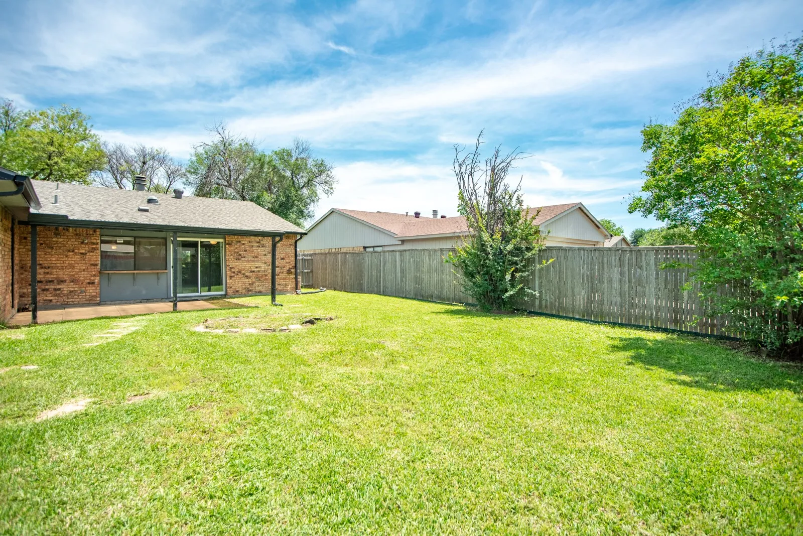 Single Family Residence For Sale in Dallas County , 1917 Vine Drive, Garland, Texas 75040, 3 Bedroom, 2 Bathroom, 2 Garage spaces, 1,711 Sqft, built in 1980, mls#21295580, Real Estate Agent in Garland, Homes For Sale in Dallas county, Homes For Sale in Garland, Realtor in Garland Texas, Real Estate Brokerage Independent Realty Texas, Luminita Cordes Realtor