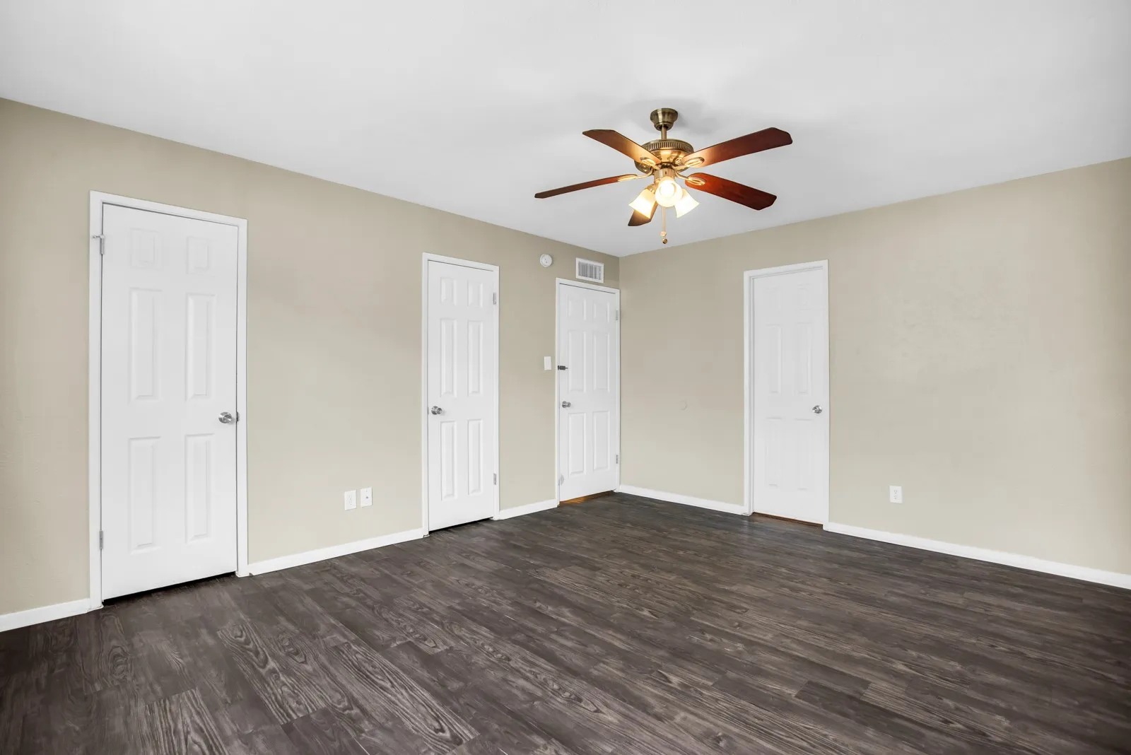 Single Family Residence For Sale in Dallas County , 1917 Vine Drive, Garland, Texas 75040, 3 Bedroom, 2 Bathroom, 2 Garage spaces, 1,711 Sqft, built in 1980, mls#21295580, Real Estate Agent in Garland, Homes For Sale in Dallas county, Homes For Sale in Garland, Realtor in Garland Texas, Real Estate Brokerage Independent Realty Texas, Luminita Cordes Realtor