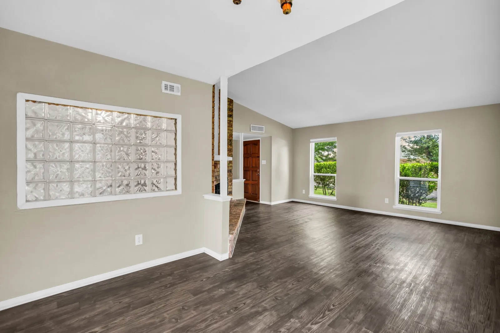 Single Family Residence For Sale in Dallas County , 1917 Vine Drive, Garland, Texas 75040, 3 Bedroom, 2 Bathroom, 2 Garage spaces, 1,711 Sqft, built in 1980, mls#21295580, Real Estate Agent in Garland, Homes For Sale in Dallas county, Homes For Sale in Garland, Realtor in Garland Texas, Real Estate Brokerage Independent Realty Texas, Luminita Cordes Realtor