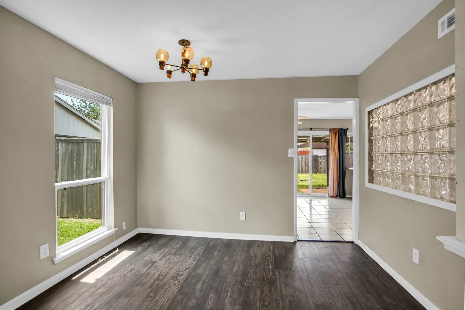 Single Family Residence For Sale in Dallas County , 1917 Vine Drive, Garland, Texas 75040, 3 Bedroom, 2 Bathroom, 2 Garage spaces, 1,711 Sqft, built in 1980, mls#21295580, Real Estate Agent in Garland, Homes For Sale in Dallas county, Homes For Sale in Garland, Realtor in Garland Texas, Real Estate Brokerage Independent Realty Texas, Luminita Cordes Realtor