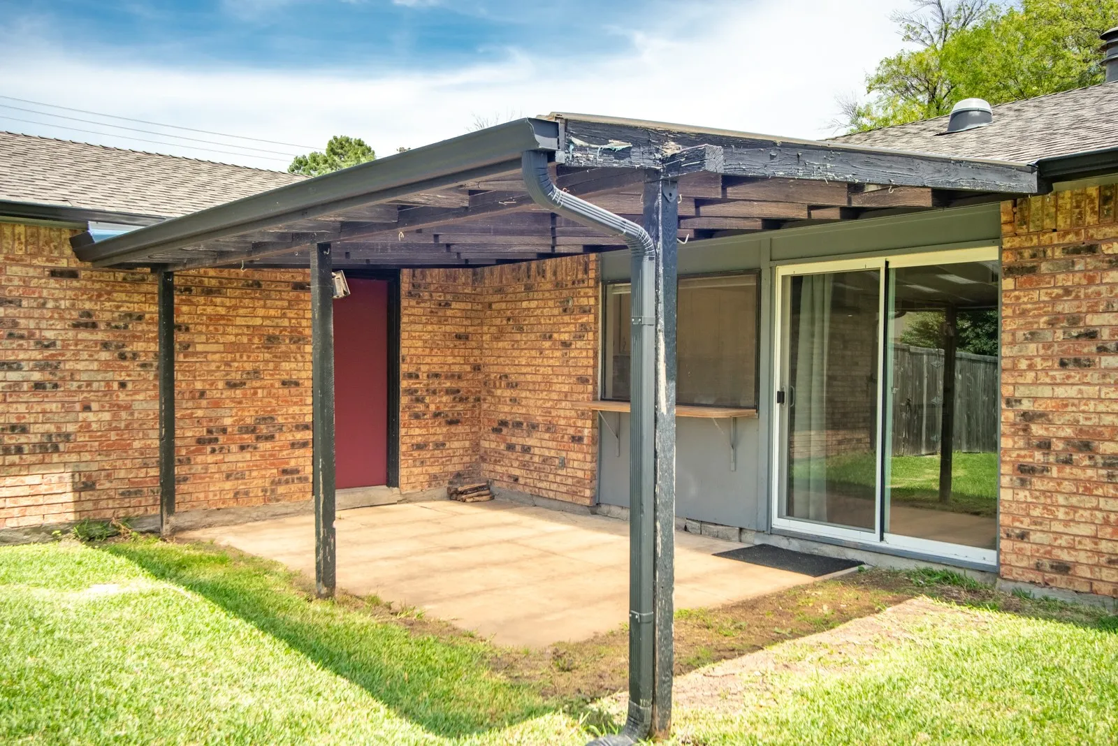 Single Family Residence For Sale in Dallas County , 1917 Vine Drive, Garland, Texas 75040, 3 Bedroom, 2 Bathroom, 2 Garage spaces, 1,711 Sqft, built in 1980, mls#21295580, Real Estate Agent in Garland, Homes For Sale in Dallas county, Homes For Sale in Garland, Realtor in Garland Texas, Real Estate Brokerage Independent Realty Texas, Luminita Cordes Realtor