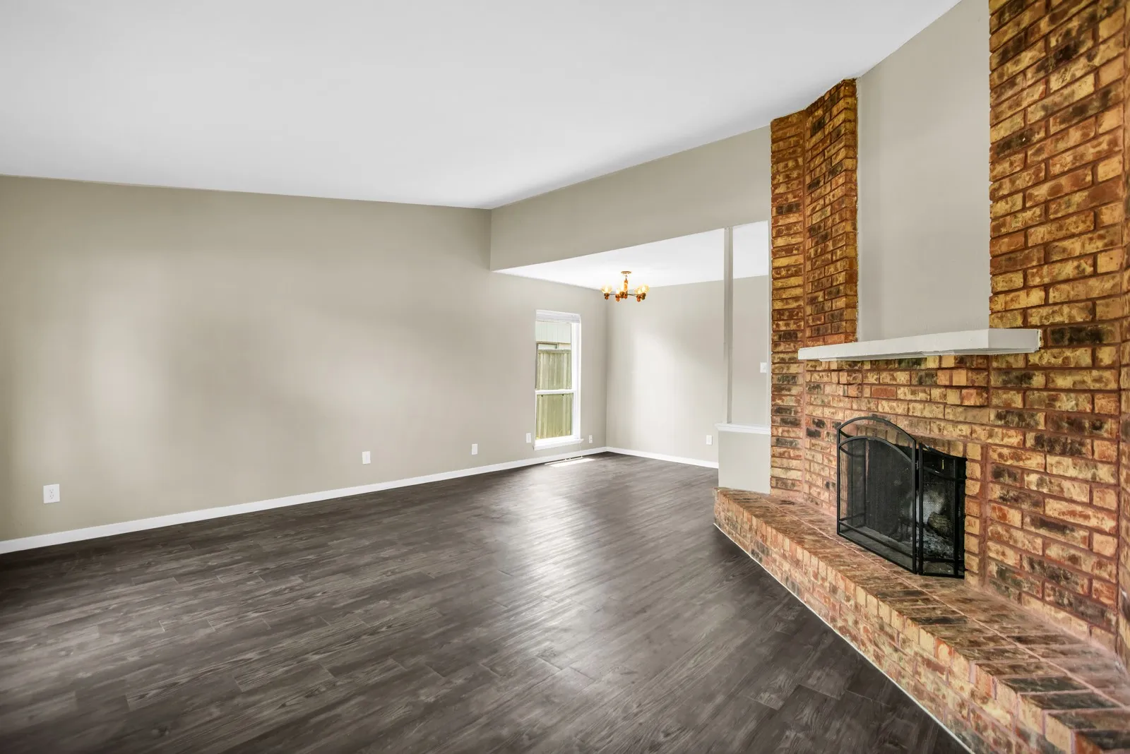 Single Family Residence For Sale in Dallas County , 1917 Vine Drive, Garland, Texas 75040, 3 Bedroom, 2 Bathroom, 2 Garage spaces, 1,711 Sqft, built in 1980, mls#21295580, Real Estate Agent in Garland, Homes For Sale in Dallas county, Homes For Sale in Garland, Realtor in Garland Texas, Real Estate Brokerage Independent Realty Texas, Luminita Cordes Realtor