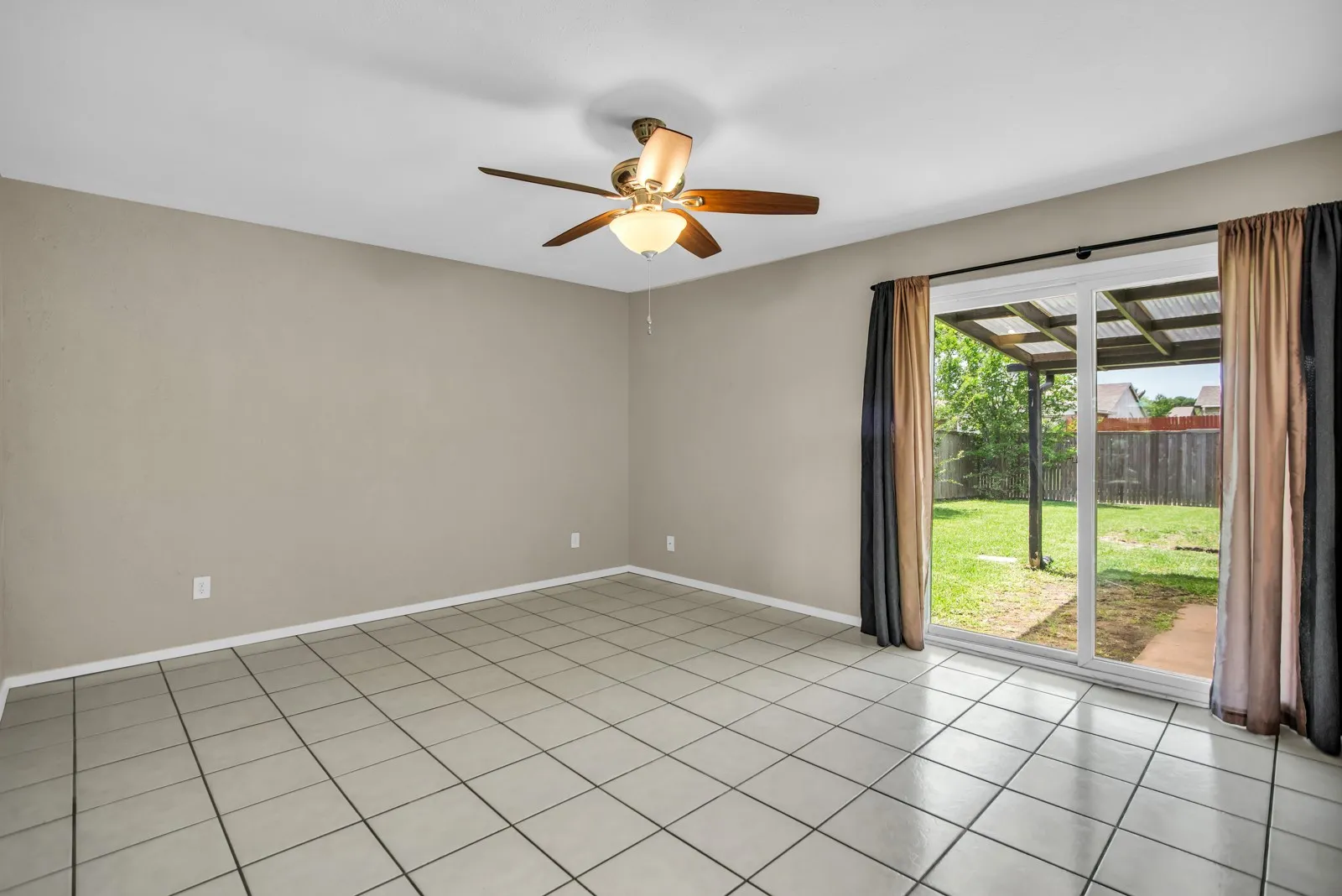 Single Family Residence For Sale in Dallas County , 1917 Vine Drive, Garland, Texas 75040, 3 Bedroom, 2 Bathroom, 2 Garage spaces, 1,711 Sqft, built in 1980, mls#21295580, Real Estate Agent in Garland, Homes For Sale in Dallas county, Homes For Sale in Garland, Realtor in Garland Texas, Real Estate Brokerage Independent Realty Texas, Luminita Cordes Realtor