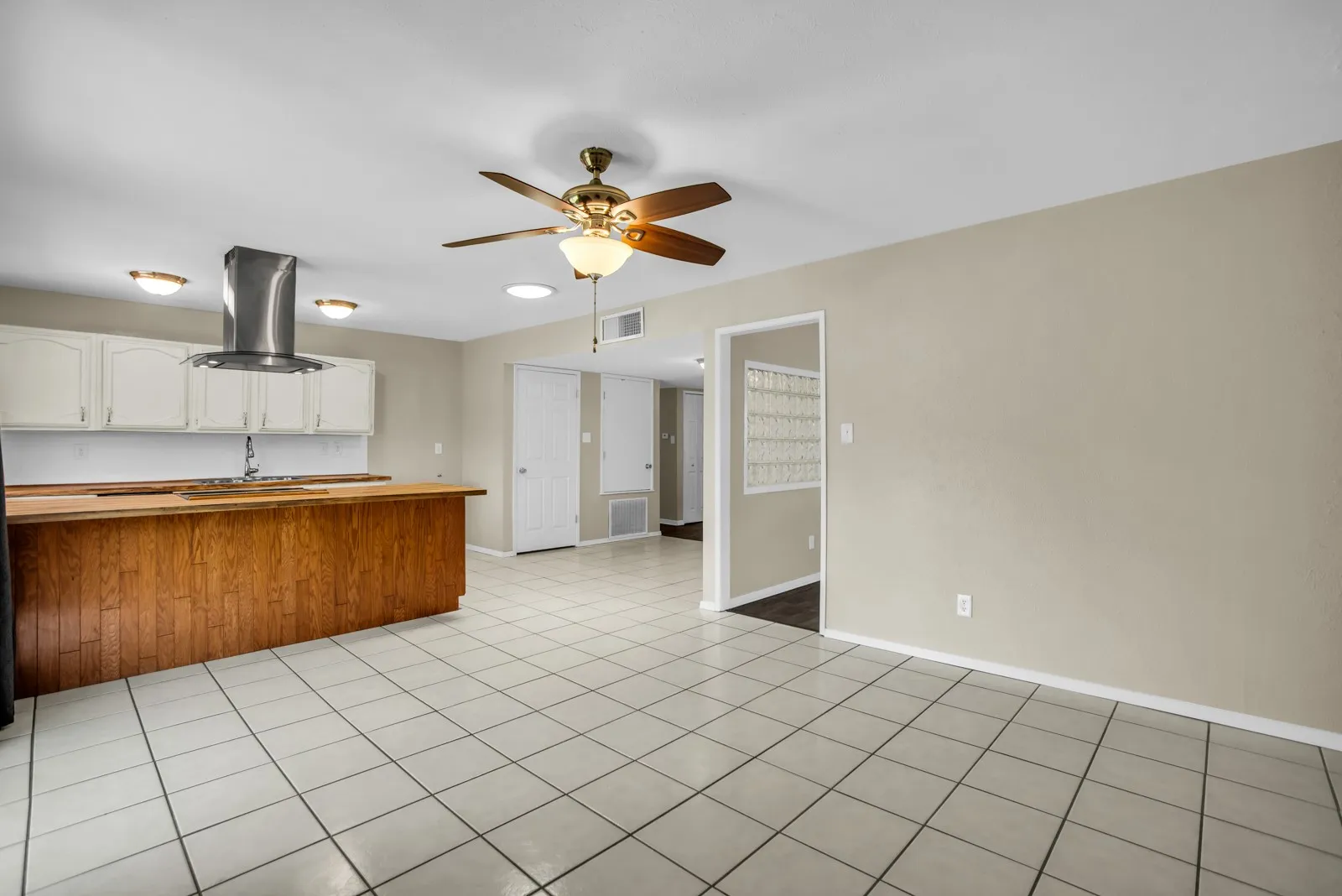 Single Family Residence For Sale in Dallas County , 1917 Vine Drive, Garland, Texas 75040, 3 Bedroom, 2 Bathroom, 2 Garage spaces, 1,711 Sqft, built in 1980, mls#21295580, Real Estate Agent in Garland, Homes For Sale in Dallas county, Homes For Sale in Garland, Realtor in Garland Texas, Real Estate Brokerage Independent Realty Texas, Luminita Cordes Realtor