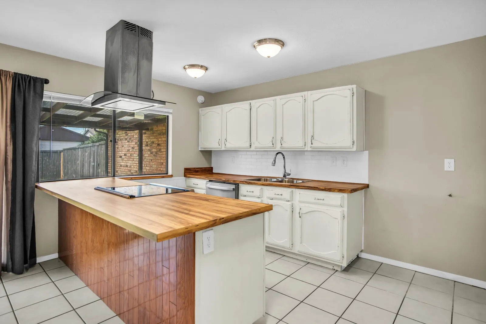 Single Family Residence For Sale in Dallas County , 1917 Vine Drive, Garland, Texas 75040, 3 Bedroom, 2 Bathroom, 2 Garage spaces, 1,711 Sqft, built in 1980, mls#21295580, Real Estate Agent in Garland, Homes For Sale in Dallas county, Homes For Sale in Garland, Realtor in Garland Texas, Real Estate Brokerage Independent Realty Texas, Luminita Cordes Realtor