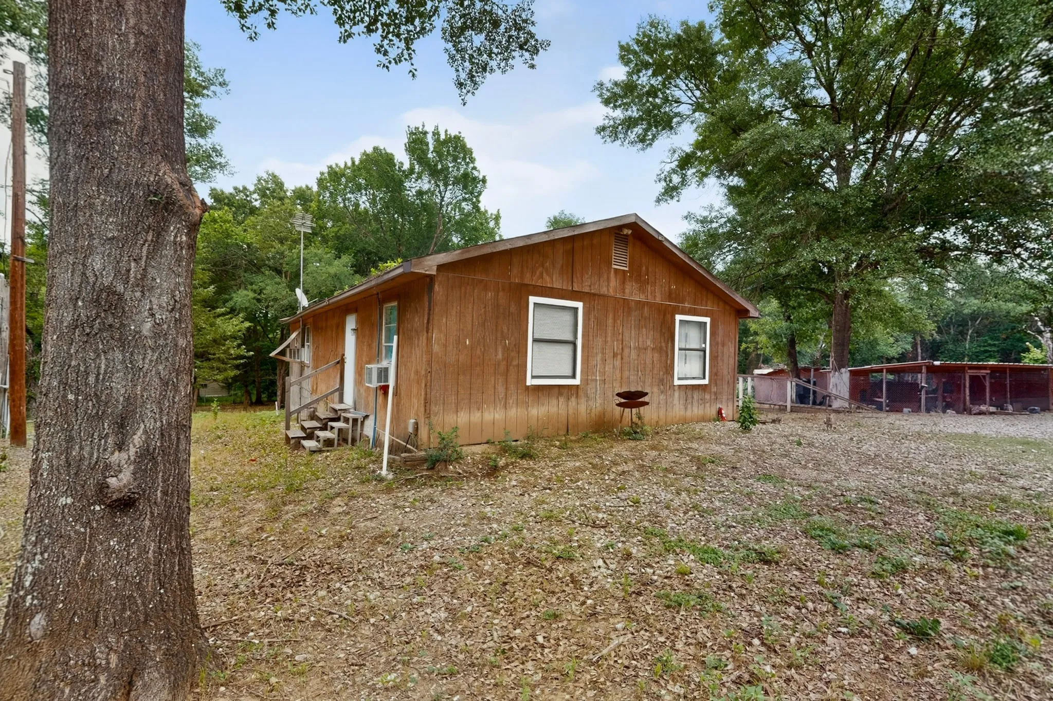 Mobile Home For Sale in Hunt County , 10823 Lakeview Trail, Quinlan, Texas 75474, 2 Bedroom, 1 Bathroom, Garage spaces, 736 Sqft, built in 1997, mls#21294285, Real Estate Agent in Quinlan, Homes For Sale in Hunt county, Homes For Sale in Quinlan, Realtor in Quinlan Texas, Real Estate Brokerage Independent Realty Texas, Luminita Cordes Realtor