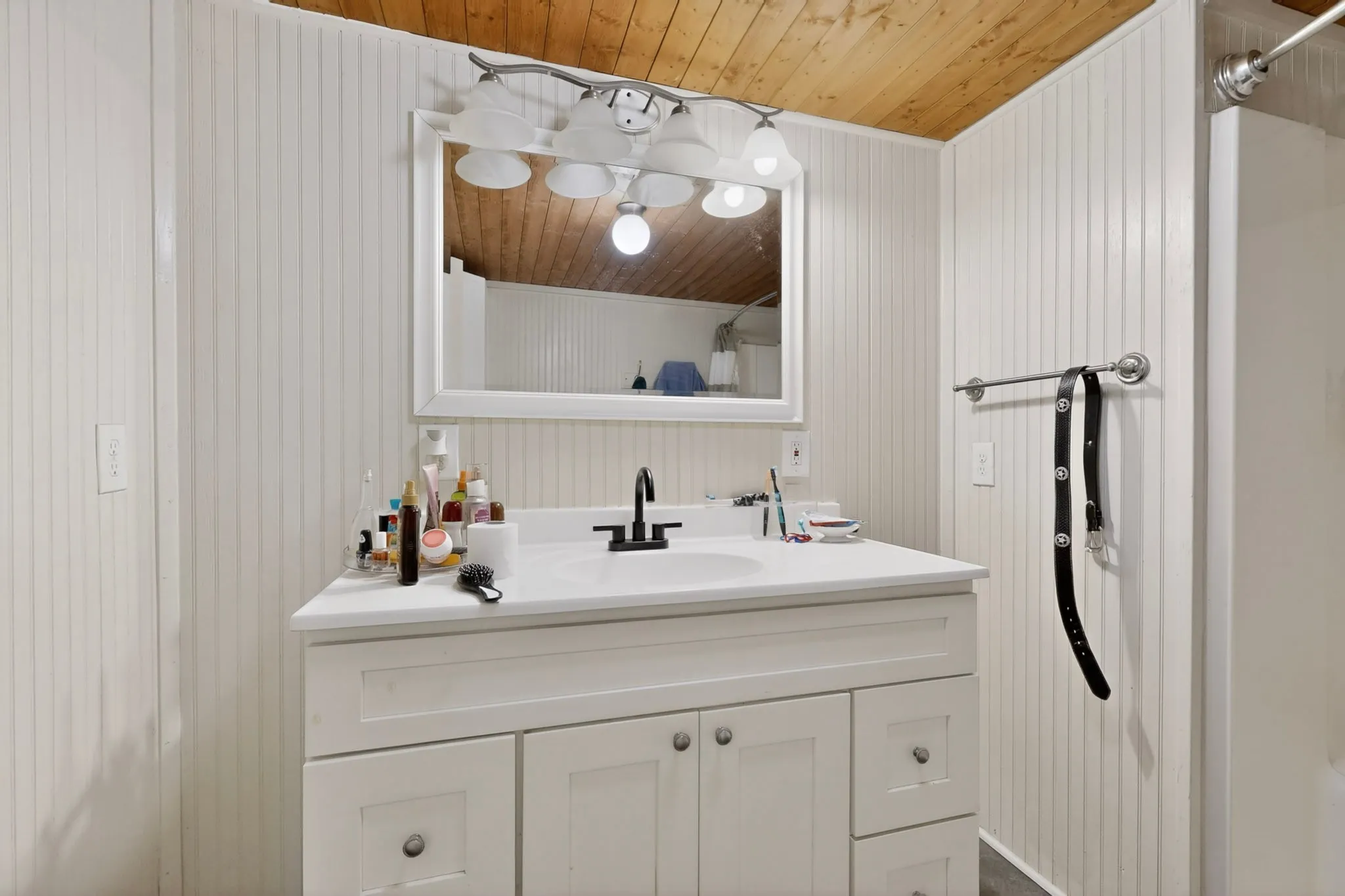Mobile Home For Sale in Hunt County , 10823 Lakeview Trail, Quinlan, Texas 75474, 2 Bedroom, 1 Bathroom, Garage spaces, 736 Sqft, built in 1997, mls#21294285, Real Estate Agent in Quinlan, Homes For Sale in Hunt county, Homes For Sale in Quinlan, Realtor in Quinlan Texas, Real Estate Brokerage Independent Realty Texas, Luminita Cordes Realtor