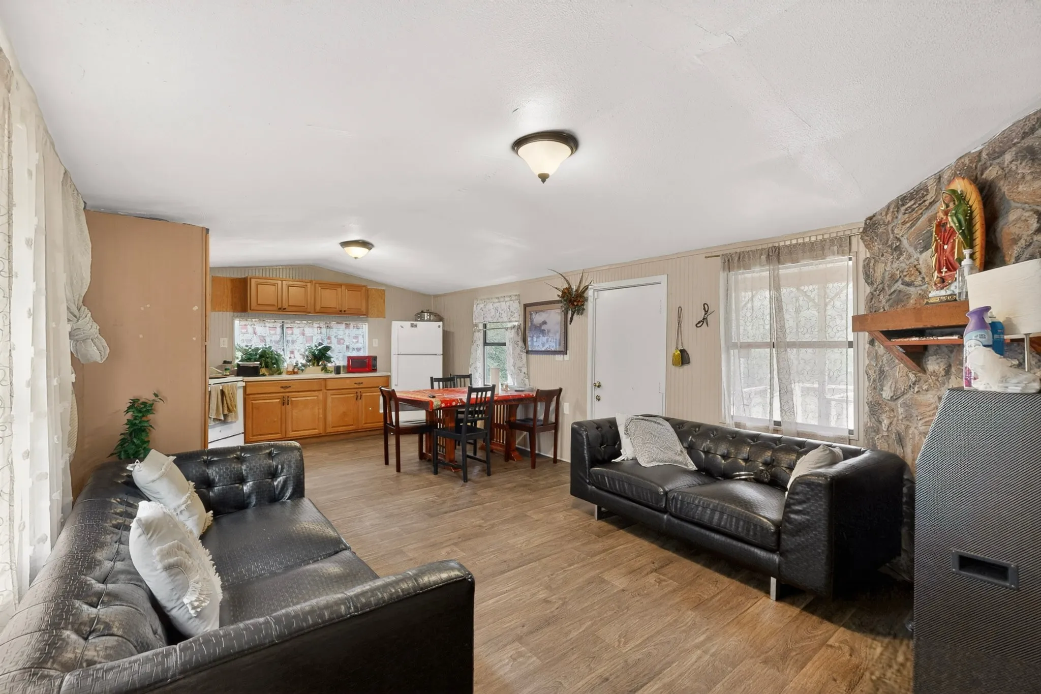 Mobile Home For Sale in Hunt County , 10823 Lakeview Trail, Quinlan, Texas 75474, 2 Bedroom, 1 Bathroom, Garage spaces, 736 Sqft, built in 1997, mls#21294285, Real Estate Agent in Quinlan, Homes For Sale in Hunt county, Homes For Sale in Quinlan, Realtor in Quinlan Texas, Real Estate Brokerage Independent Realty Texas, Luminita Cordes Realtor