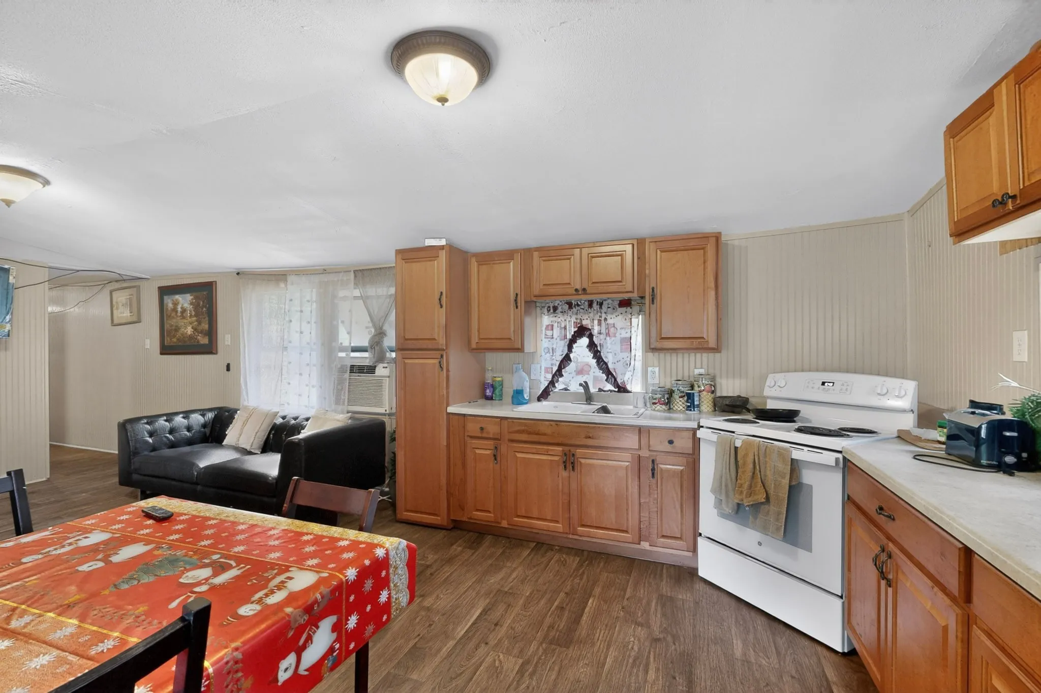 Mobile Home For Sale in Hunt County , 10823 Lakeview Trail, Quinlan, Texas 75474, 2 Bedroom, 1 Bathroom, Garage spaces, 736 Sqft, built in 1997, mls#21294285, Real Estate Agent in Quinlan, Homes For Sale in Hunt county, Homes For Sale in Quinlan, Realtor in Quinlan Texas, Real Estate Brokerage Independent Realty Texas, Luminita Cordes Realtor
