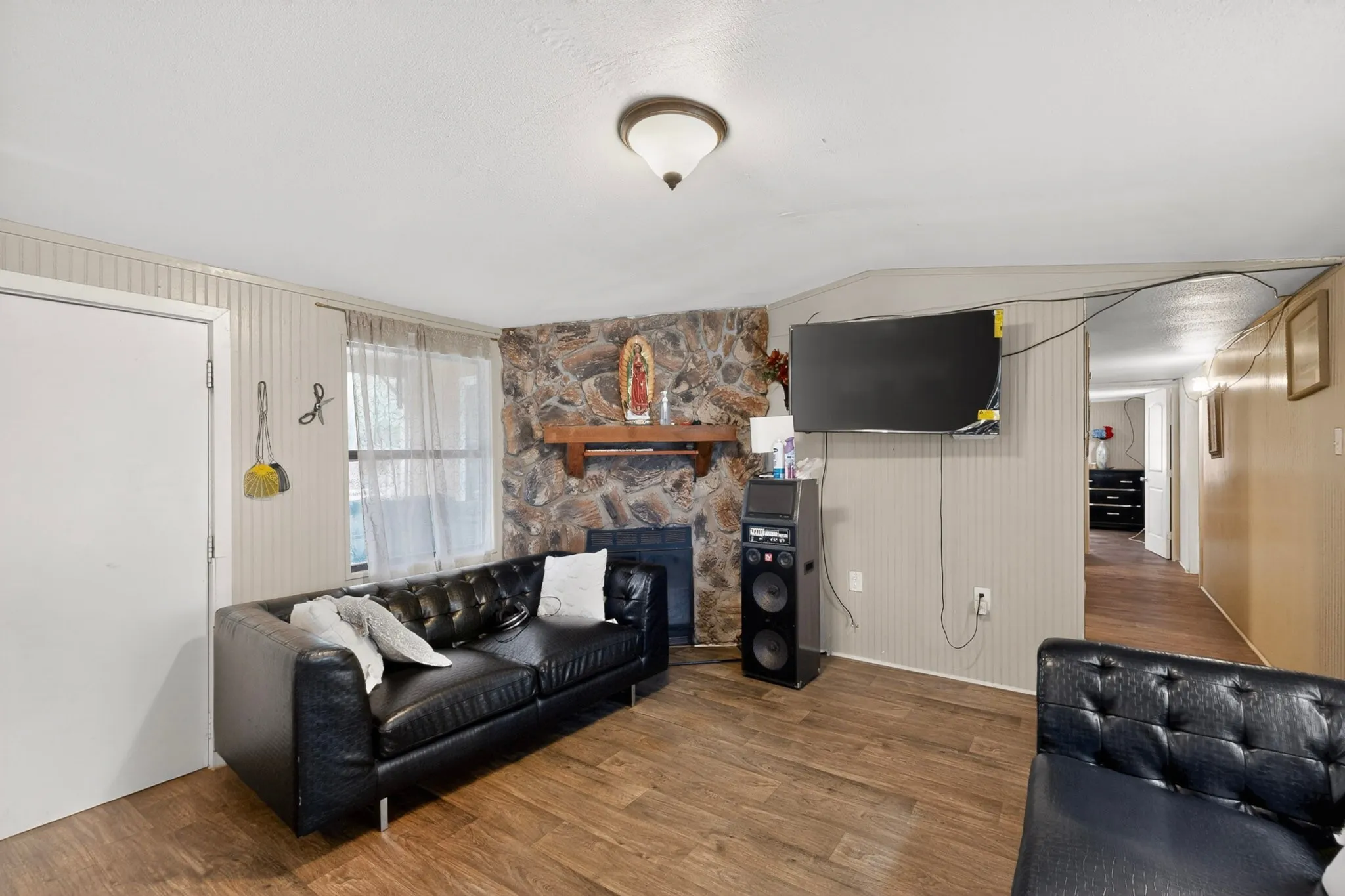Mobile Home For Sale in Hunt County , 10823 Lakeview Trail, Quinlan, Texas 75474, 2 Bedroom, 1 Bathroom, Garage spaces, 736 Sqft, built in 1997, mls#21294285, Real Estate Agent in Quinlan, Homes For Sale in Hunt county, Homes For Sale in Quinlan, Realtor in Quinlan Texas, Real Estate Brokerage Independent Realty Texas, Luminita Cordes Realtor