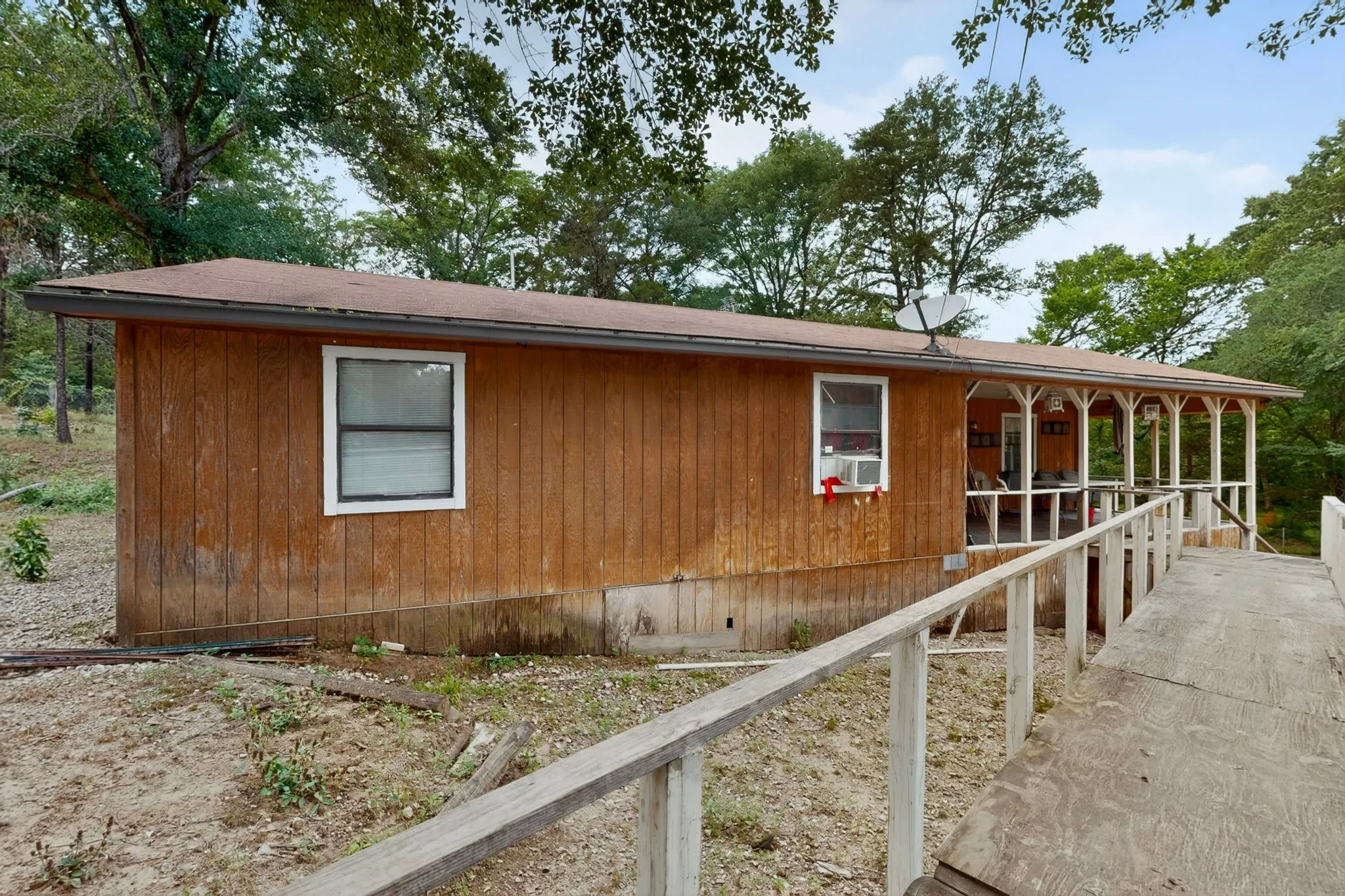 Mobile Home For Sale in Hunt County , 10823 Lakeview Trail, Quinlan, Texas 75474, 2 Bedroom, 1 Bathroom, Garage spaces, 736 Sqft, built in 1997, mls#21294285, Real Estate Agent in Quinlan, Homes For Sale in Hunt county, Homes For Sale in Quinlan, Realtor in Quinlan Texas, Real Estate Brokerage Independent Realty Texas, Luminita Cordes Realtor