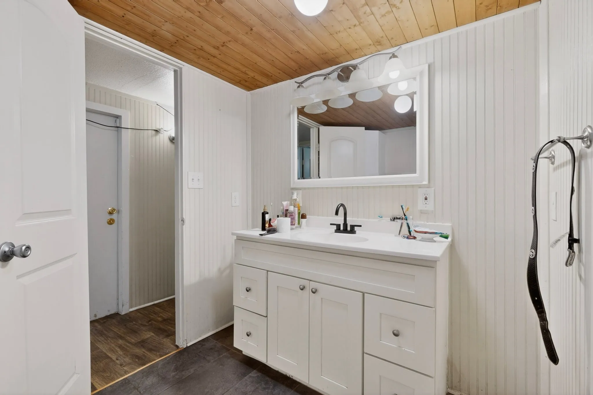 Mobile Home For Sale in Hunt County , 10823 Lakeview Trail, Quinlan, Texas 75474, 2 Bedroom, 1 Bathroom, Garage spaces, 736 Sqft, built in 1997, mls#21294285, Real Estate Agent in Quinlan, Homes For Sale in Hunt county, Homes For Sale in Quinlan, Realtor in Quinlan Texas, Real Estate Brokerage Independent Realty Texas, Luminita Cordes Realtor