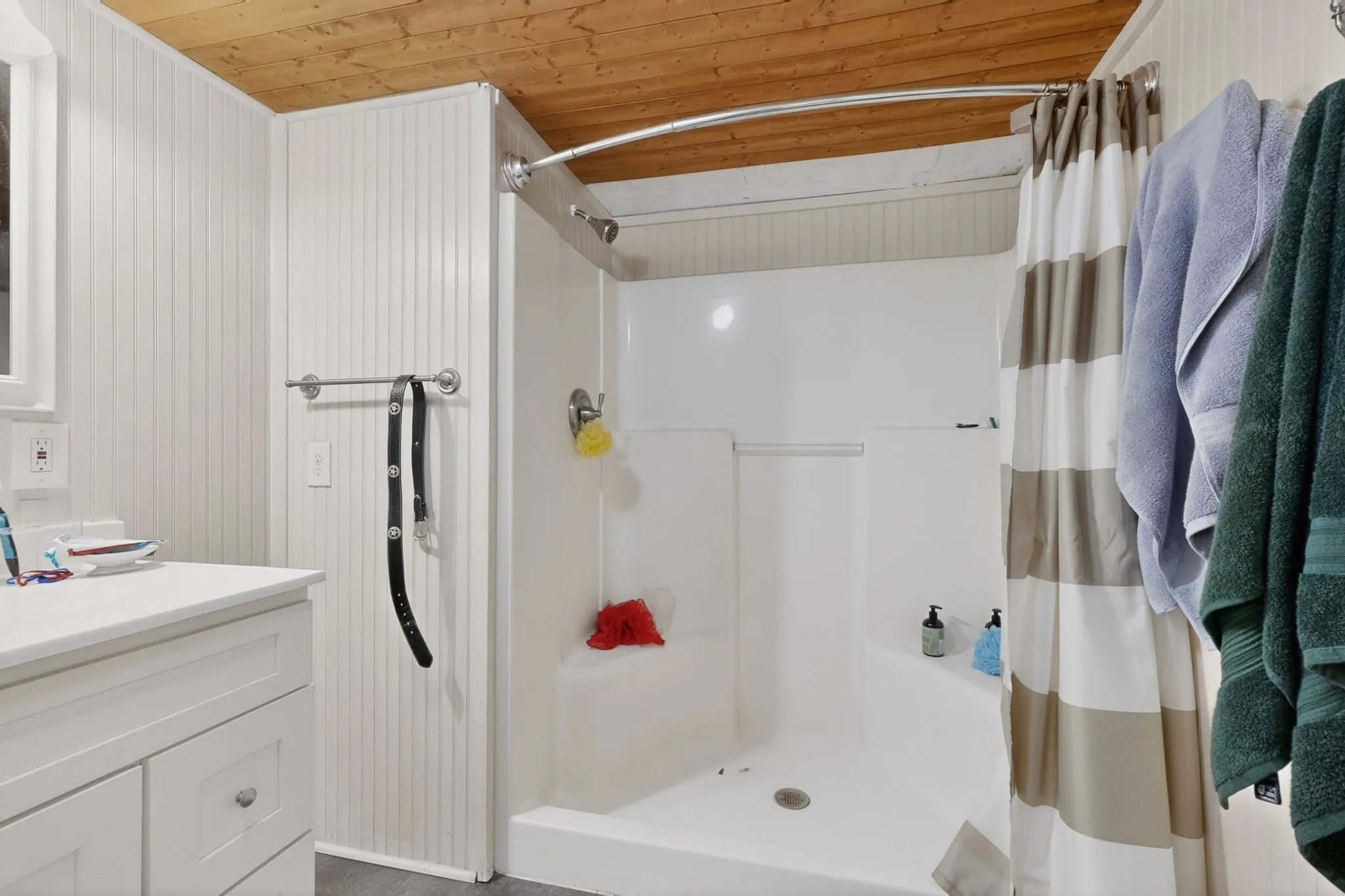 Mobile Home For Sale in Hunt County , 10823 Lakeview Trail, Quinlan, Texas 75474, 2 Bedroom, 1 Bathroom, Garage spaces, 736 Sqft, built in 1997, mls#21294285, Real Estate Agent in Quinlan, Homes For Sale in Hunt county, Homes For Sale in Quinlan, Realtor in Quinlan Texas, Real Estate Brokerage Independent Realty Texas, Luminita Cordes Realtor