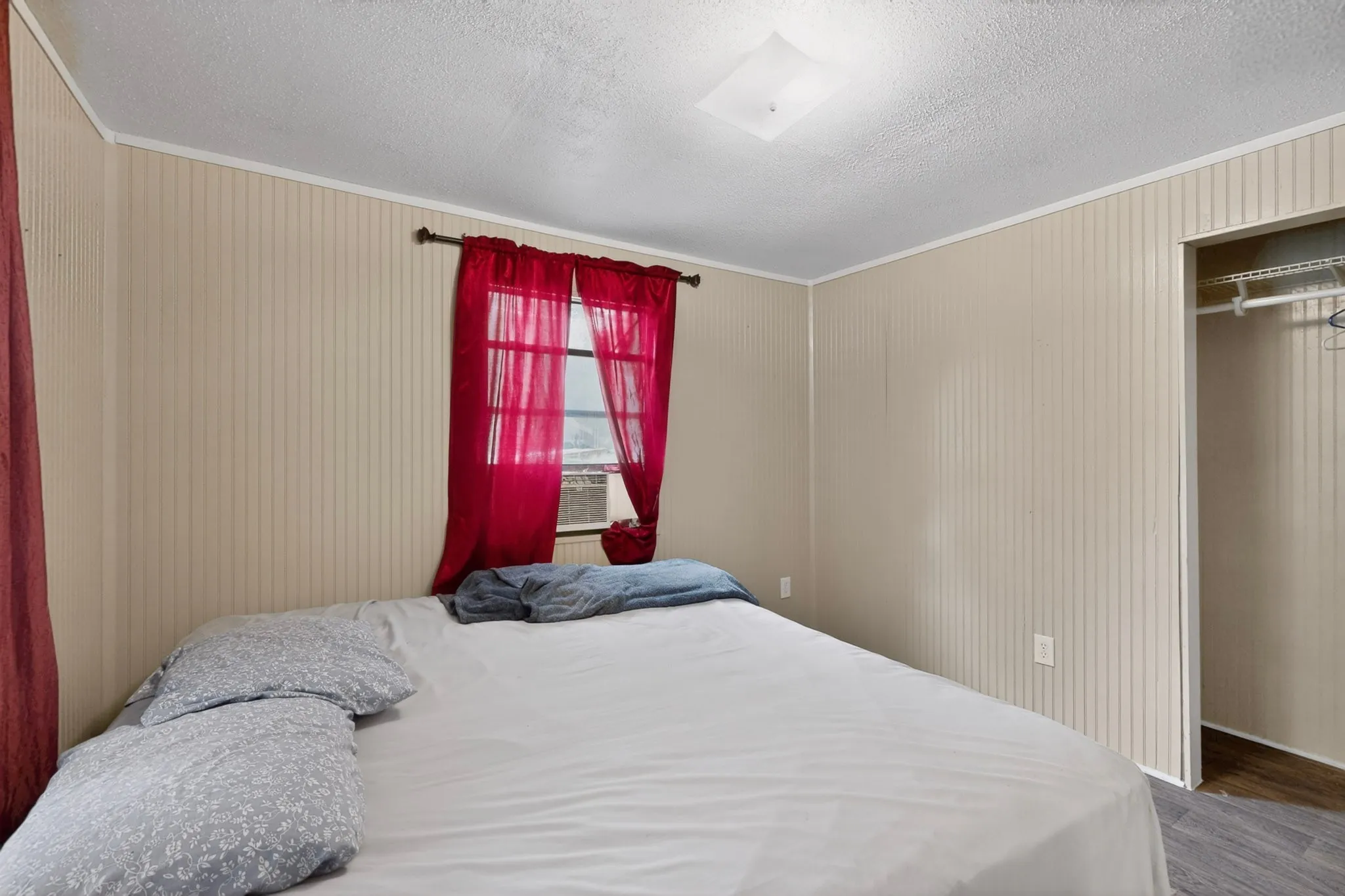 Mobile Home For Sale in Hunt County , 10823 Lakeview Trail, Quinlan, Texas 75474, 2 Bedroom, 1 Bathroom, Garage spaces, 736 Sqft, built in 1997, mls#21294285, Real Estate Agent in Quinlan, Homes For Sale in Hunt county, Homes For Sale in Quinlan, Realtor in Quinlan Texas, Real Estate Brokerage Independent Realty Texas, Luminita Cordes Realtor