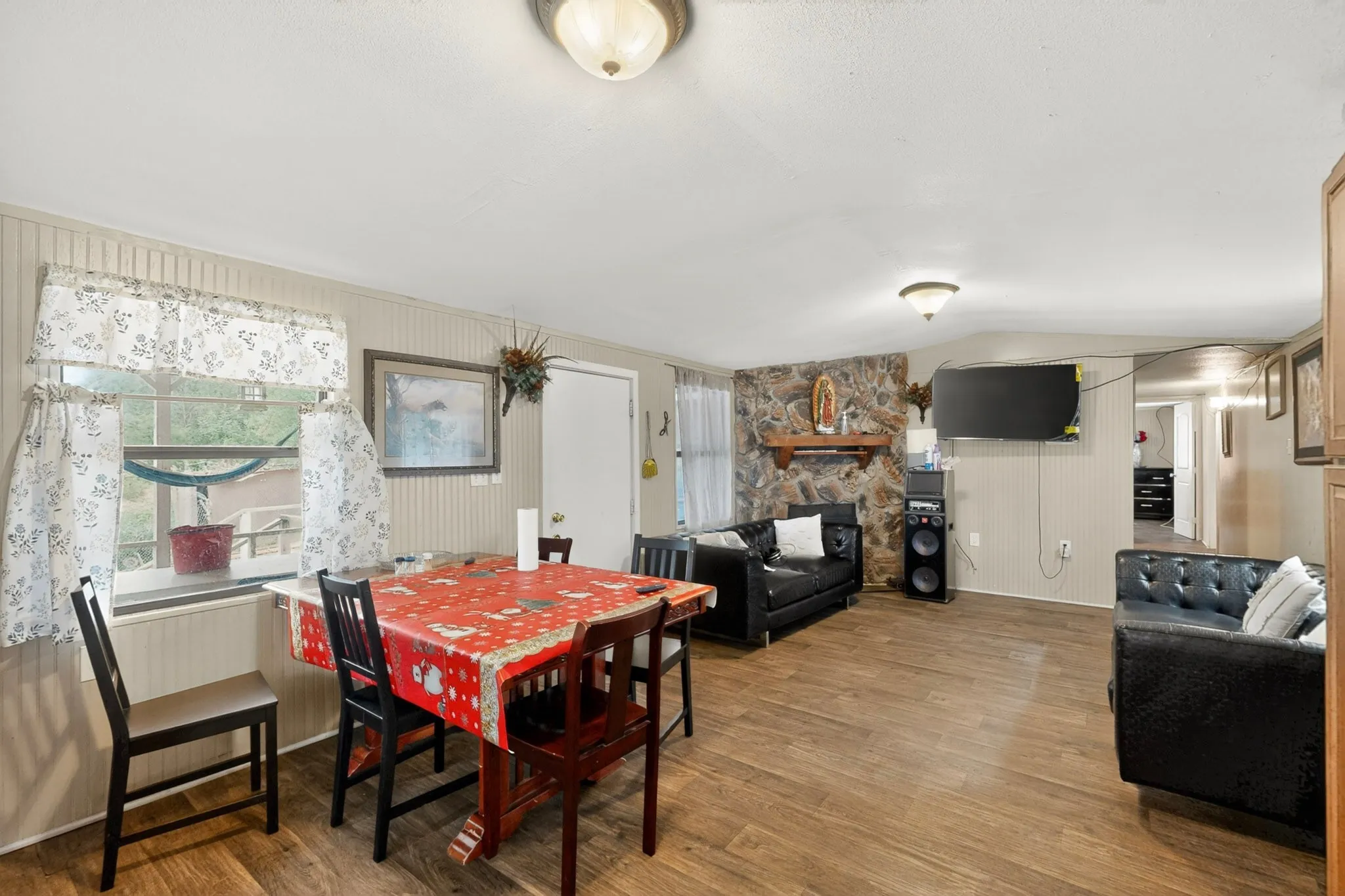 Mobile Home For Sale in Hunt County , 10823 Lakeview Trail, Quinlan, Texas 75474, 2 Bedroom, 1 Bathroom, Garage spaces, 736 Sqft, built in 1997, mls#21294285, Real Estate Agent in Quinlan, Homes For Sale in Hunt county, Homes For Sale in Quinlan, Realtor in Quinlan Texas, Real Estate Brokerage Independent Realty Texas, Luminita Cordes Realtor