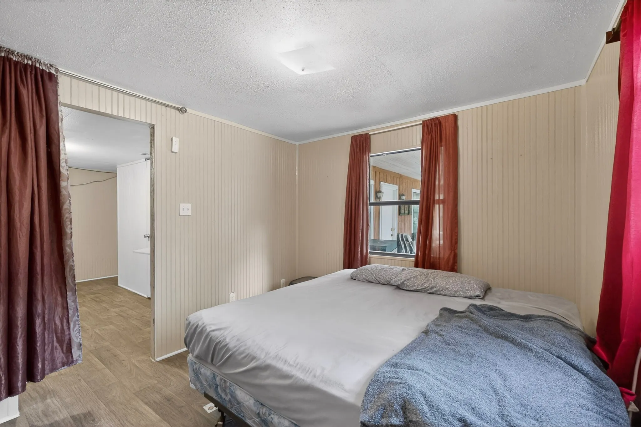 Mobile Home For Sale in Hunt County , 10823 Lakeview Trail, Quinlan, Texas 75474, 2 Bedroom, 1 Bathroom, Garage spaces, 736 Sqft, built in 1997, mls#21294285, Real Estate Agent in Quinlan, Homes For Sale in Hunt county, Homes For Sale in Quinlan, Realtor in Quinlan Texas, Real Estate Brokerage Independent Realty Texas, Luminita Cordes Realtor