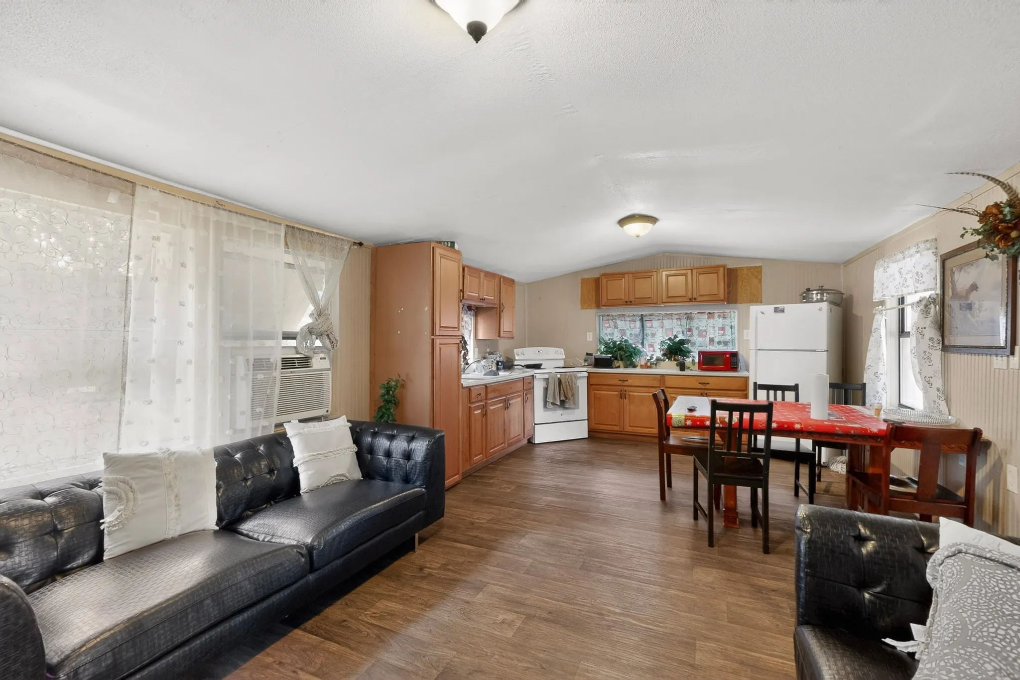 Mobile Home For Sale in Hunt County , 10823 Lakeview Trail, Quinlan, Texas 75474, 2 Bedroom, 1 Bathroom, Garage spaces, 736 Sqft, built in 1997, mls#21294285, Real Estate Agent in Quinlan, Homes For Sale in Hunt county, Homes For Sale in Quinlan, Realtor in Quinlan Texas, Real Estate Brokerage Independent Realty Texas, Luminita Cordes Realtor