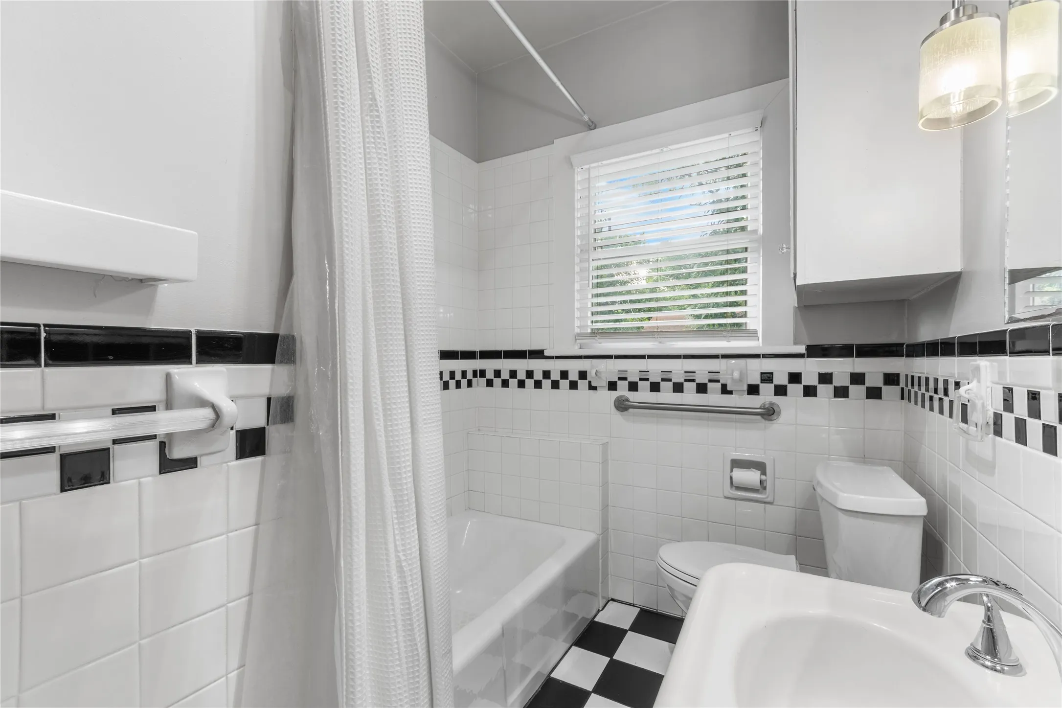 Single Family Residence For Rent in Tarrant County , 1921 Ben Hall Court, Fort Worth, Texas 76110, 3 Bedroom, 1 Bathroom, Garage spaces, 1,507 Sqft, built in 1923, mls#21295582, Real Estate Agent in Fort Worth, Homes For Rent in Tarrant county, Homes For Rent in Fort Worth, Realtor in Fort Worth Texas, Real Estate Brokerage Independent Realty Texas, Luminita Cordes Realtor